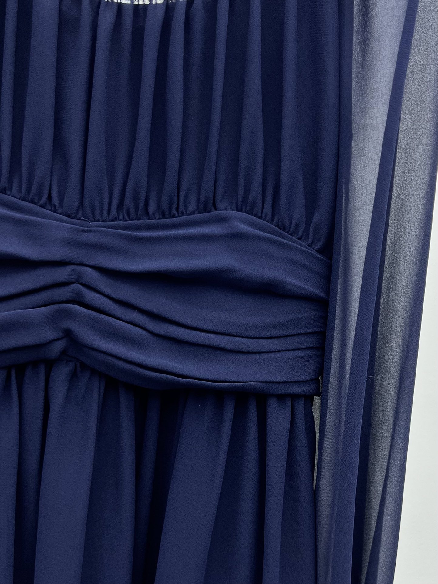 Saint Laurent Cuff Dresses: Hard-Core Female Suit for Early Autumn Fashion Statement - 图片 4