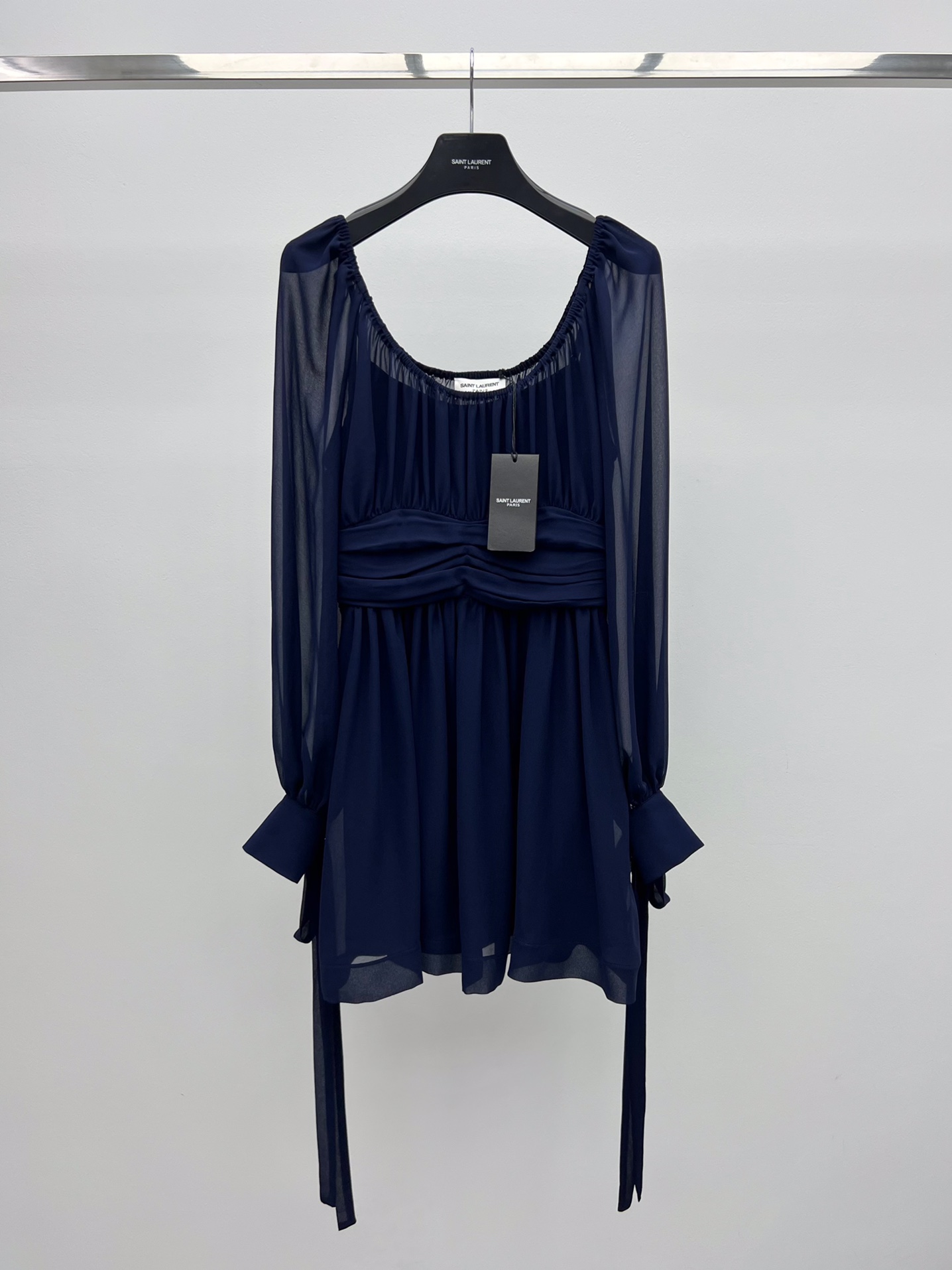 Saint Laurent Cuff Dresses: Hard-Core Female Suit for Early Autumn Fashion Statement - 图片 1