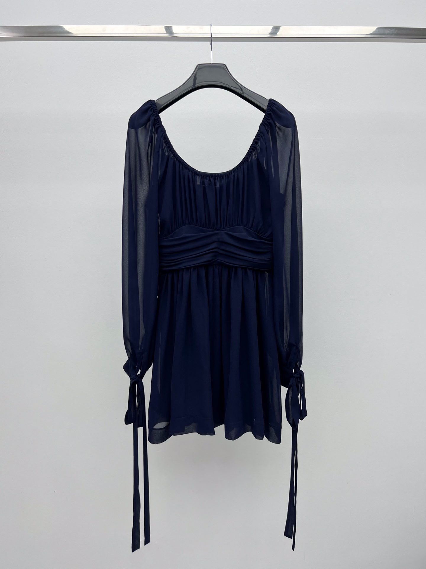 Saint Laurent Cuff Dresses: Hard-Core Female Suit for Early Autumn Fashion Statement - 图片 7