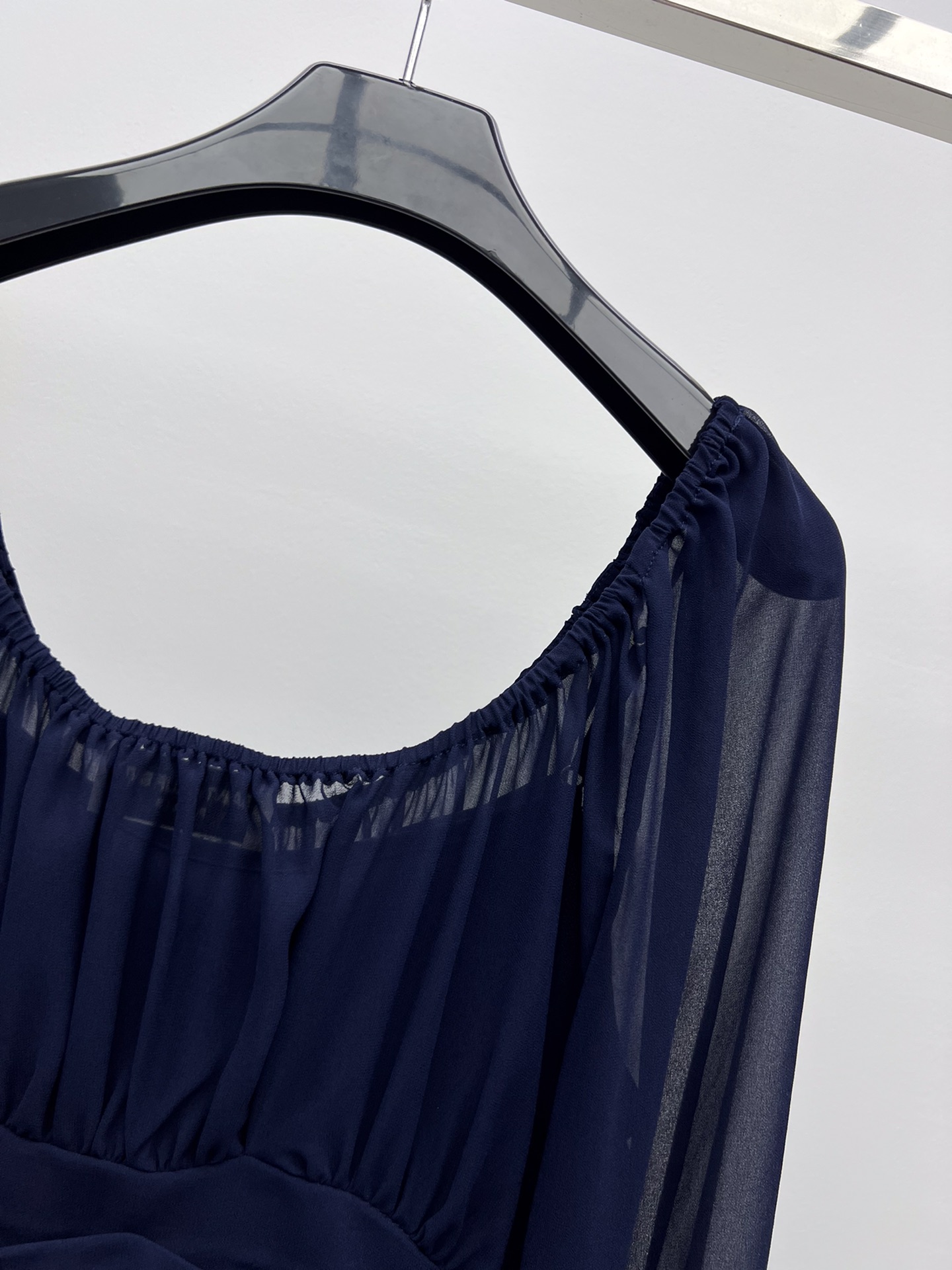 Saint Laurent Cuff Dresses: Hard-Core Female Suit for Early Autumn Fashion Statement - 图片 8