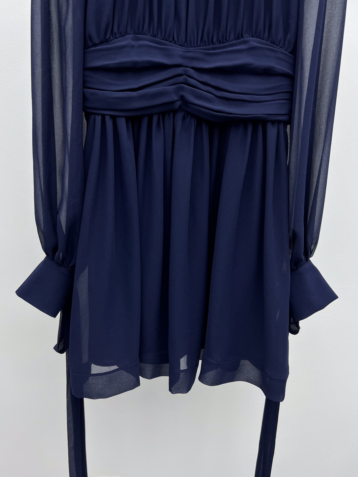 Saint Laurent Cuff Dresses: Hard-Core Female Suit for Early Autumn Fashion Statement - 图片 5