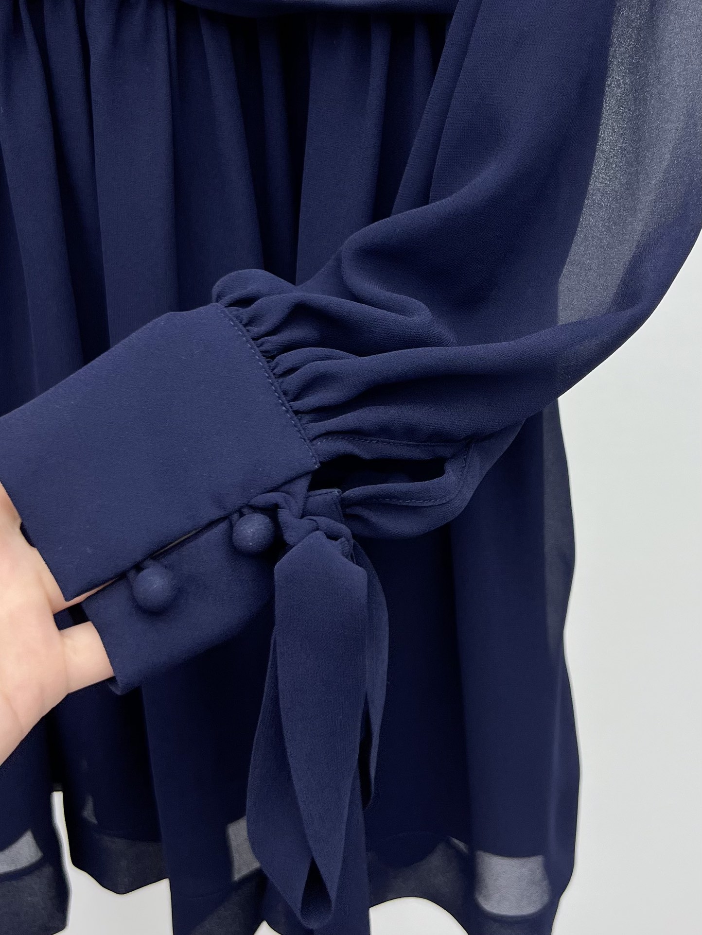 Saint Laurent Cuff Dresses: Hard-Core Female Suit for Early Autumn Fashion Statement - 图片 6