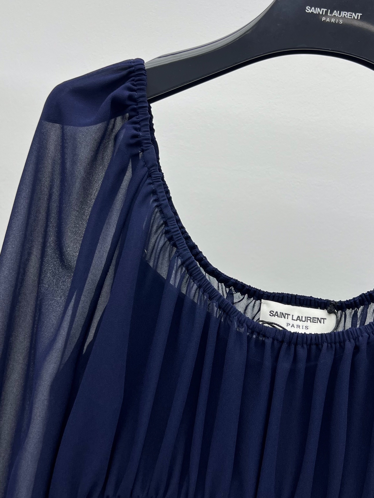 Saint Laurent Cuff Dresses: Hard-Core Female Suit for Early Autumn Fashion Statement - 图片 3