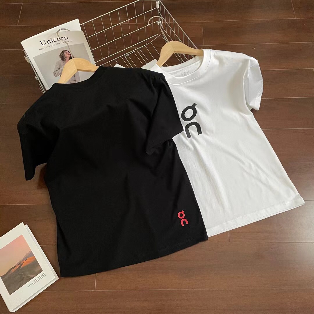 💰75
On昂跑 胸前极简品牌logo印花 圆领短袖T恤 男女同款

-On昂跑源自瑞士阿尔卑斯山，是以跑步为核心的运动品牌，希望通过运动，点燃人类的精神力量，激发灵感，一起不断挑战！！

-面料采用260g纯棉面料，达到透而不露的黄金平衡点，完美规避透视尴尬，成衣尺寸稳定，多次机洗仍能保持初始廓形。

-上身有型，质感无敌，绝对属于性价比极高的一款短袖T恤，舒适透气厚度中等，优良的伸缩性，耐洗性，立体感十足 ！！

不挑年龄段人穿的款式、谁穿谁好帅气，从商务会议到周末露营，从健身房到咖啡馆，时刻保持得体型格。当基础款遇上硬核工艺，便是对「平价高质」最有力的诠释——这不是简单的衣物，而是值得投资的穿着解决方案。

-颜色：黑色、白色
-尺码：M-XXL 

尺码   胸围  衣长  肩宽    推荐体重（斤）
 M       108     70     53     100-120
 L        112     72      55     120-140
 XL      116     74      57     140-160
 XXL    120     76     59      160-180