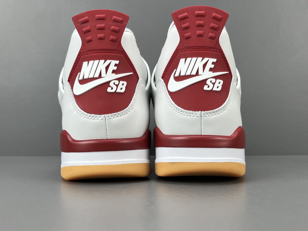 
【纯原版 AJ4】Nike SB x Jordan Air Jordan 4 “Varsity Red