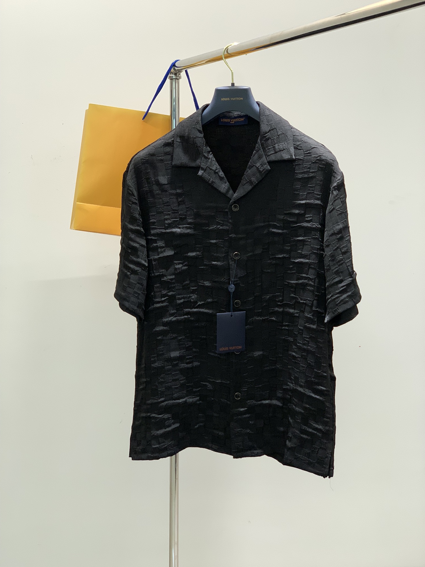 NO:138395,Clothes, shorts, Louis Vuitton, the latest summer style, available at the counter at the same time, original orders, fashionable casual suits, and very distinctive on the upper body!  Eye-catching and highlighted, imported original fabric, top-grade beaded craft letter pattern decorative logo, simple but not lacking in fashion, classic and atmospheric, comfortable and breathable, handsome and stylish on the upper body, 2 colors recommended, code number S-Xl,, louis vuitton, louis vuitton, shorts, alexander wang19860909衣服,短裤,LouisVuitton 路易威登,夏季最新款,专柜同步有售,原单狠货,时尚休闲套装,上身很有特点！吸睛而有亮点,进口原版面料,顶级珠绣工艺字母图案装饰Logo,简单而不失时尚,经典大气,舒适透气,上身帅气有型,2色推荐,码数S-Xl,,louis vuitton,louis vuitton,shorts,alexander wang,Men's clothing