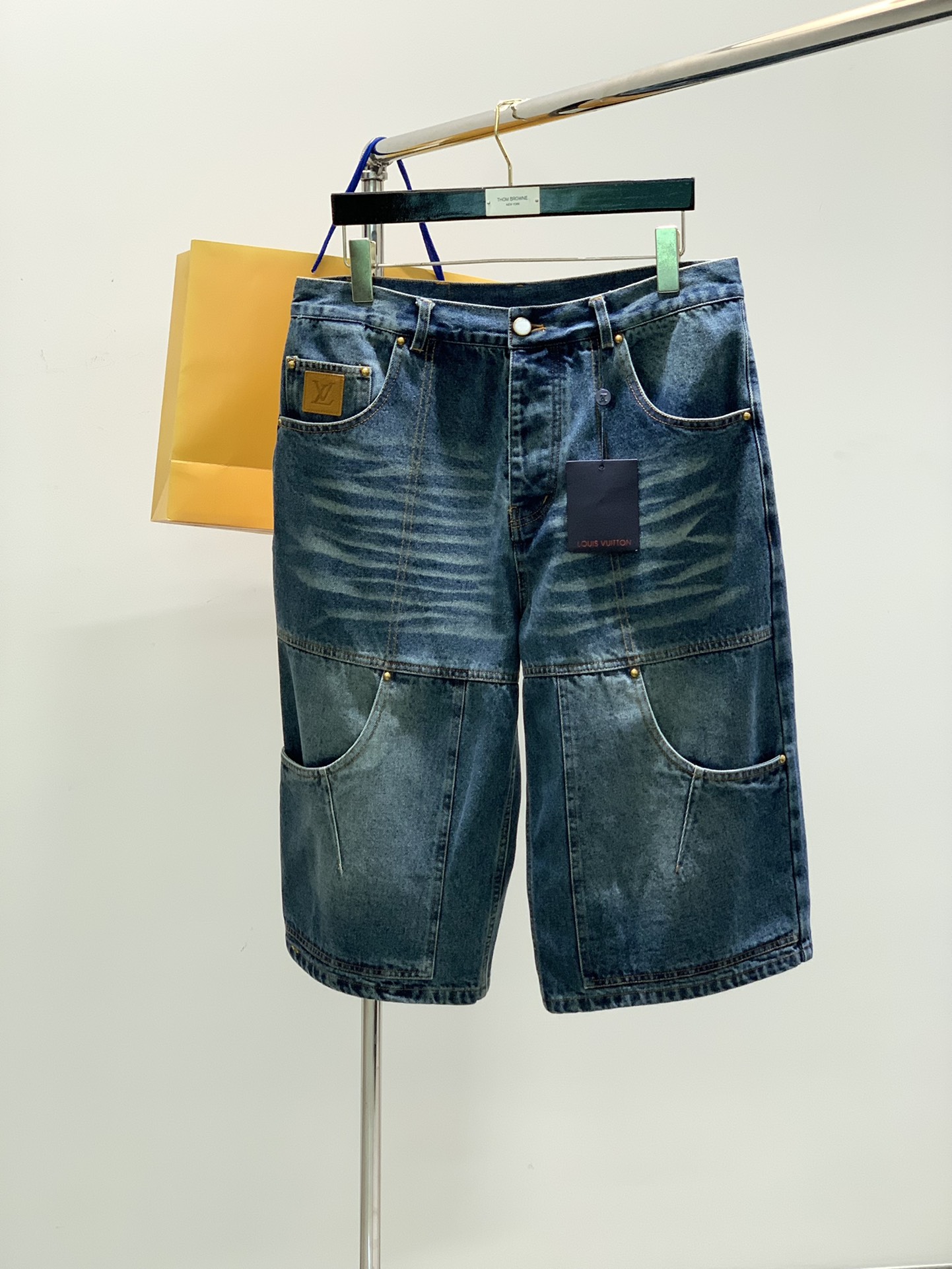 NO:138402,,Louis Vuitton, new summer style, special counters are available at the same time, original singles, wash casual denim shorts, imported original wash elastic fabric, comfortable and elastic, top-level printing craft letter pattern logo, original hardware accessories decoration, unique design, comfortable and breathable, top-notch body handsome, S-XL,,louis vuitton,louis vuitton, shorts,alexander wang19860909,LouisVuitton 路易威登,夏季新款,专柜同步有售,原单狠货,水洗休闲牛仔短裤,进口原版水洗弹力面料,舒适有弹性,顶级印花工艺字母图案logo,原版五金辅料装饰,独特设计,舒适透气,上身帅气十足,码数S-XL,,louis vuitton,louis vuitton,shorts,alexander wang,Men's clothing