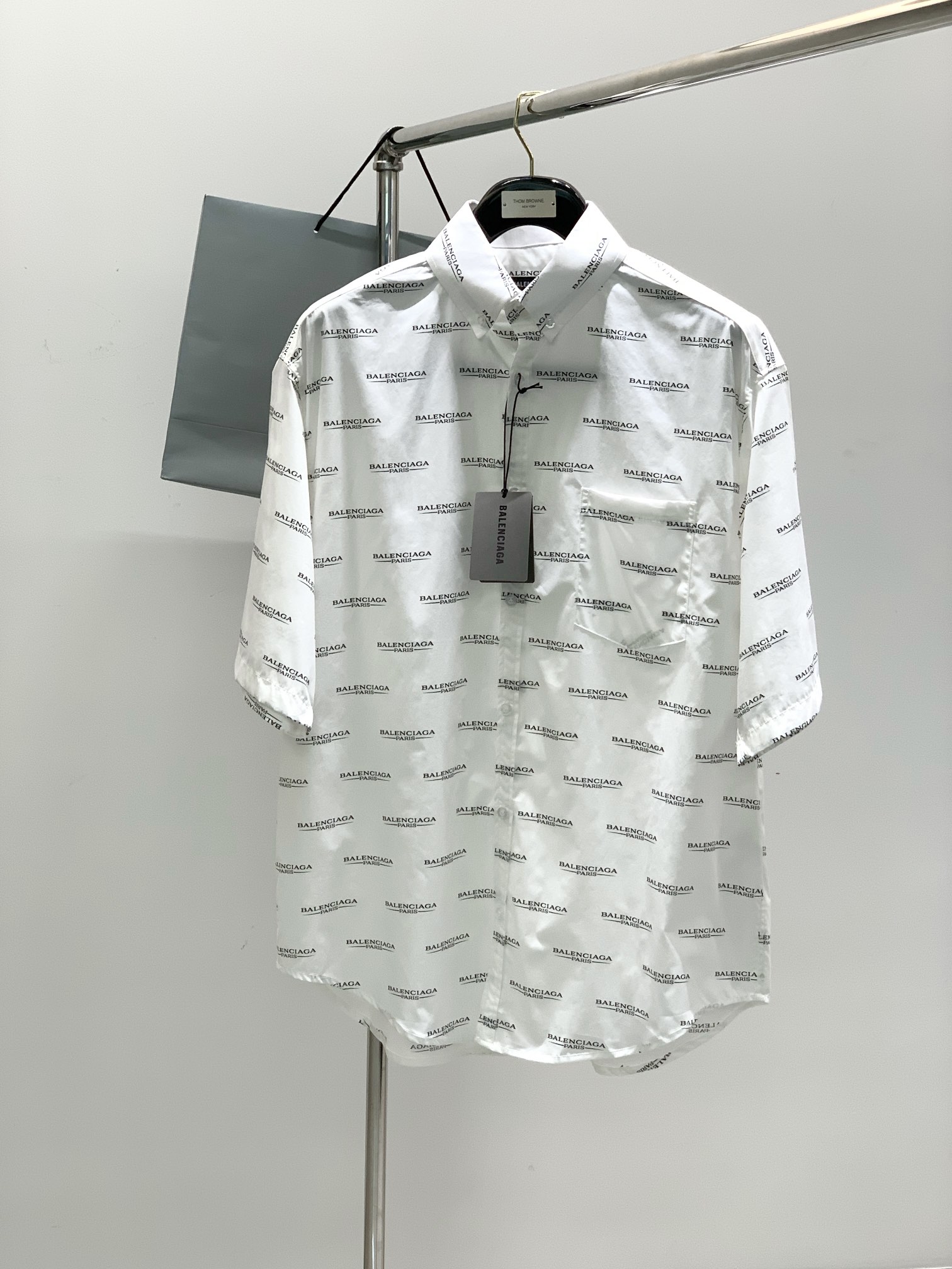 NO:138411,,Balenciaga Balenciaga, the latest summer season, the counter is available at the same time, original singles, hot and fashionable casual short-sleeved shirts, imported original fabrics, unique design, top-grade printing craft letter pattern decoration logo, simple and fashionable, handsome upper body, complete three standards, 38-41,,balenciaga,balenciaga,shirts,T-shirt,alexander wang19860909,Balenciaga 巴黎世家,夏季季最新款,专柜同步有售,原单狠货,爆款时尚休闲短袖衬衫,进口原版面料,独特设计,顶级印花工艺字母图案装饰logo,简约时尚 ,上身帅气,三标齐全,码数38-41,,balenciaga,balenciaga,shirts,T-shirt,alexander wang,Men's clothing