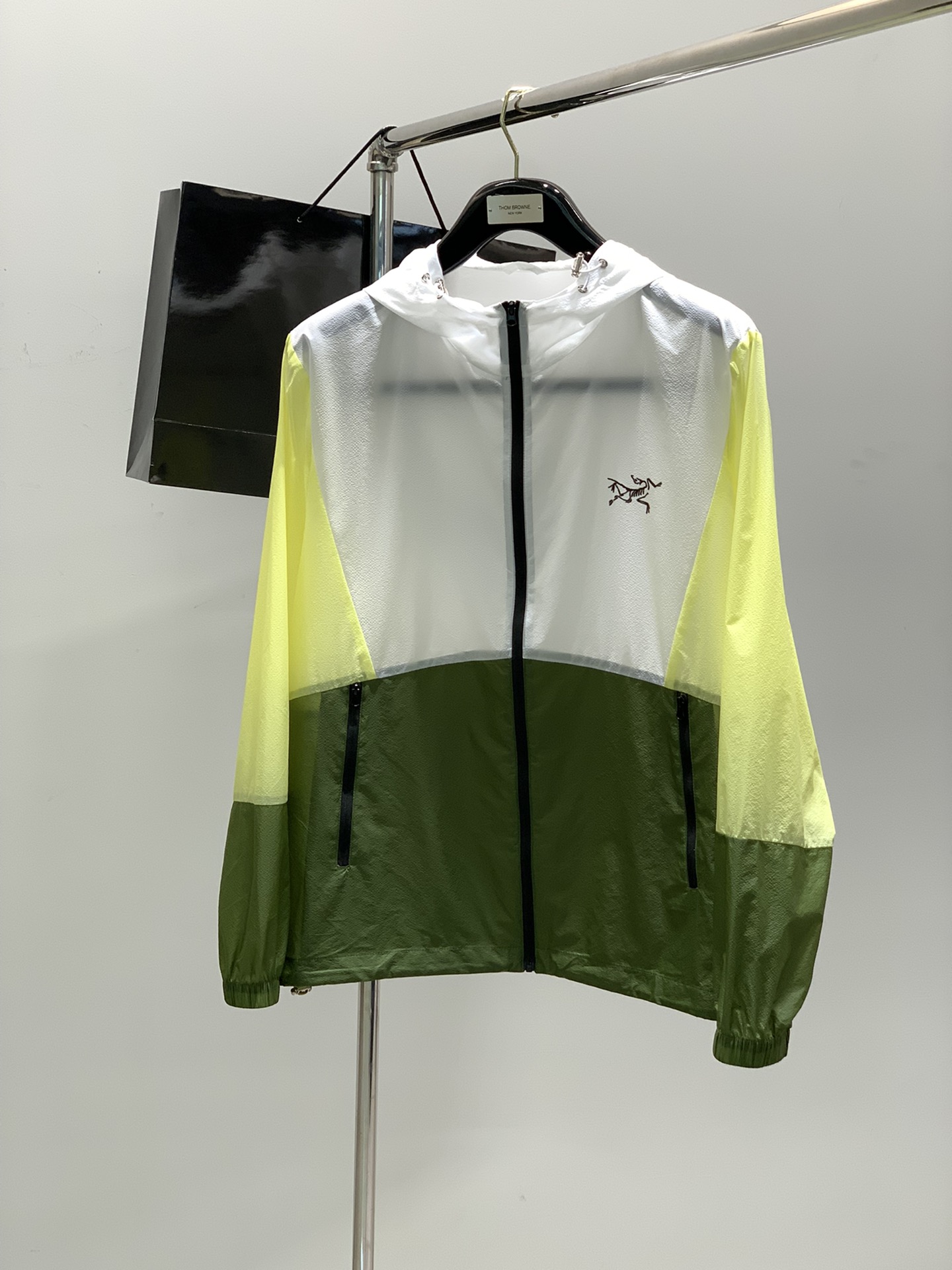 NO:138403,,ARCTERYX Archaeoptera bird, new spring and summer AW products, fashionable and casual hooded sunscreen jackets, special counters are available at the same time, original singles, imported original fabrics, extremely complex craftsmanship, very elegant and fashionable visuals, noble and elegant, from the main fabric to the detailed craftsmanship, showing the ingenuity of fashion, 2 colors recommendations, code number M-3XL, arc'teryx, jackets & coats,hats,alexander wang19860909,ARCTERYX 始祖鸟,春夏AW新品,时尚休闲连帽防晒服外套,专柜同步有售,原单狠货,进口原版面料,工艺极度复杂,视觉相当雅致时髦,高贵而优雅,从主体面料到细节工艺,彰显时装的匠心所在,2色推荐,码数M-3XL,arc'teryx,jackets & coats,hats,alexander wang,Men's clothing