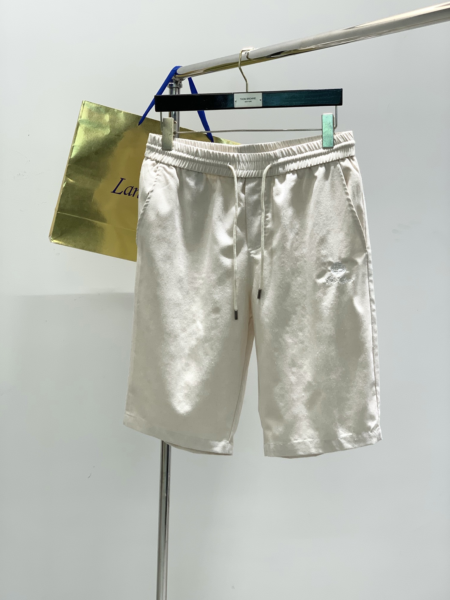 NO:138400,,LP (Loro Piana), the latest summer product, available at the counter at the same time, original single product, fashionable and casual shorts, imported original fabric, top-grade embroidery craft letter pattern decoration logo, original hardware and accessories decoration, extremely high-end, comfortable and versatile, and full of handsome upper body!  2 colors recommended, code number M-3XL, loro piana, loro piana, shorts, alexander wang19860909,LP(Loro Piana ),夏季最新品,专柜同步有售,原单狠货,时尚休闲短裤,采用进口原版面料,顶级刺绣工艺字母图案装饰logo,原版五金辅料装饰,档次极高,舒适百搭,上身帅气十足！2色推荐,码数M-3XL,,loro piana,loro piana,shorts,alexander wang,Men's clothing