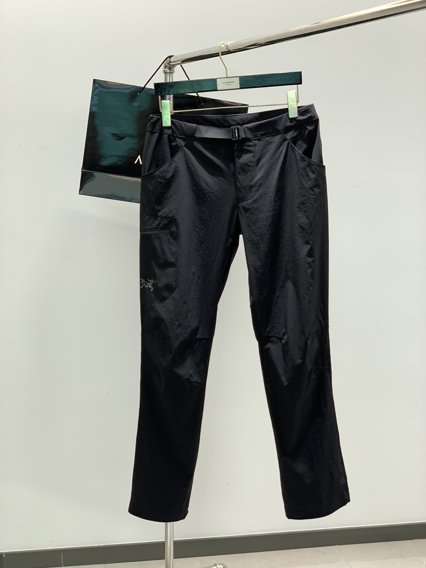 NO:138393,Black, gray, blue, ARCTERYX Archaeoptera bird, new spring products, fashionable and casual trousers, available at the same time for counters, original singles, imported original fabric, top-grade embroidery craft letter pattern logo, extremely high-end, calm and versatile, handsome and stylish on the upper body, 3 colors recommended, code number M-2XL, arc'teryx, alexander wang19860909颜色黑,灰,蓝 ,ARCTERYX 始祖鸟,春季新品,时尚休闲长裤,专柜同步有售,原单狠货,采用进口原版面料,顶级刺绣工艺字母图案logo,档次极高,从容百搭,上身帅气有型,3色推荐,码数M-2XL,arc'teryx,alexander wang,Men's clothing