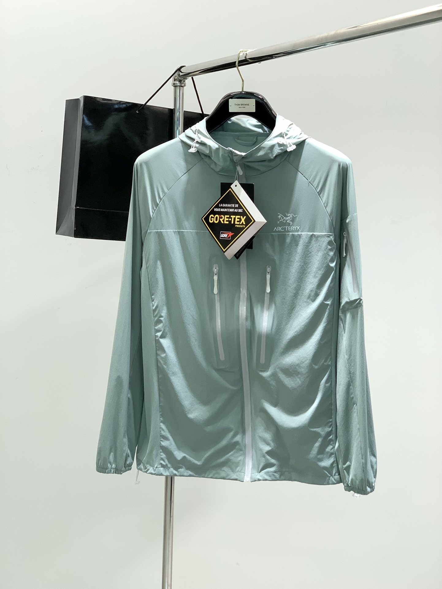 NO:140985,,ARCTERYX Archaeoptera bird, new spring and summer AW products, fashionable and casual hooded sunscreen jackets, special counters are available at the same time, original orders, imported original fabrics, extremely complex craftsmanship, very elegant and fashionable visuals, noble and elegant, from the main fabric to the detailed craftsmanship, highlighting the ingenuity of fashion, 4 colors recommendations, code number M-3XL, arc'teryx, jackets & coats,hats,alexander wang19860909,ARCTERYX 始祖鸟,春夏AW新品,时尚休闲连帽防晒服外套,专柜同步有售,原单狠货,进口原版面料,工艺极度复杂,视觉相当雅致时髦,高贵而优雅,从主体面料到细节工艺,彰显时装的匠心所在,4色推荐,码数M-3XL,arc'teryx,jackets & coats,hats,alexander wang,Men's clothing