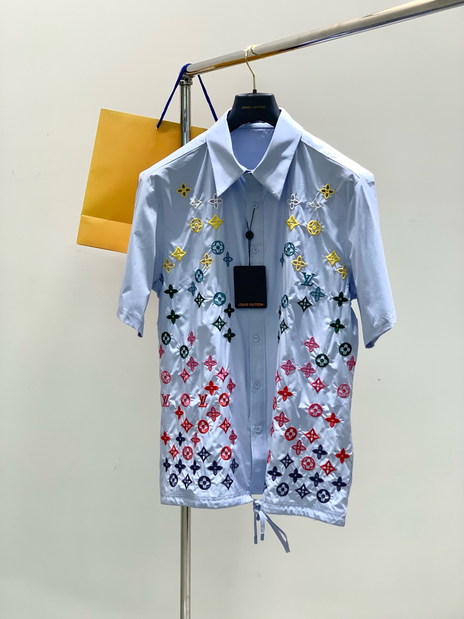 NO:141004,,LouisVuitton, the latest summer model, available at the counter at the same time, original singles, fashionable and casual short-sleeved shirt, very distinctive on the upper body!  Eye-catching and highlighted, imported original fabric, top-grade embroidery craft letter pattern decorative logo, simple but not lacking in fashion, classic and atmospheric, comfortable and breathable, handsome and stylish on the upper body, S-XL,, louis vuitton, louis vuitton,shirts, T-shirt, alexander wang19860909,LouisVuitton 路易威登,夏季最新款,专柜同步有售,原单狠货,时尚休闲短袖衬衫,上身很有特点！吸睛而有亮点,进口原版面料,顶级刺绣工艺字母图案装饰Logo,简单而不失时尚,经典大气,舒适透气,上身帅气有型,码数S-XL,,louis vuitton,louis vuitton,shirts,T-shirt,alexander wang,Men's clothing