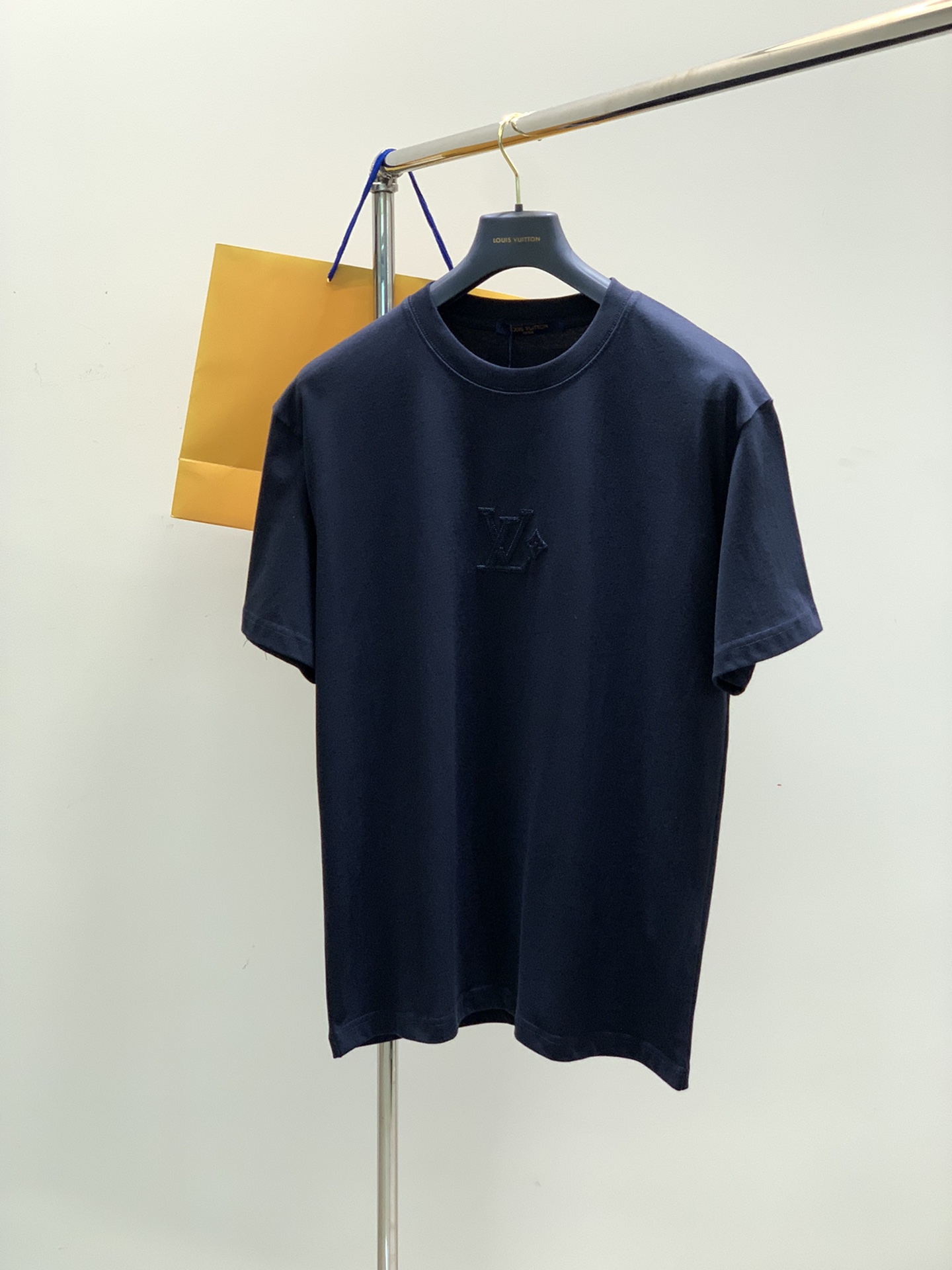 NO:141011,,LouisVuitton, the latest summer model, available at the counter at the same time, original singles, fashionable and casual round neck short-sleeved T-shirt, very distinctive on the upper body!  Eye-catching and highlighted, imported original fabric, top-grade embroidery craft letter pattern decorative logo, simple but not lacking in fashion, classic and atmospheric, comfortable and breathable, handsome and stylish on the upper body, 2 colors recommended, code number S-XL,, louis vuitton, louis vuitton, T-shirt,tees, t-shirt,alexander wang19860909,LouisVuitton 路易威登,夏季最新款,专柜同步有售,原单狠货,时尚休闲圆领短袖T恤,上身很有特点！吸睛而有亮点,进口原版面料,顶级刺绣工艺字母图案装饰Logo,简单而不失时尚,经典大气,舒适透气,上身帅气有型,2色推荐,码数S-XL,,louis vuitton,louis vuitton,T-shirt,tees，t-shirt,alexander wang,Men's clothing