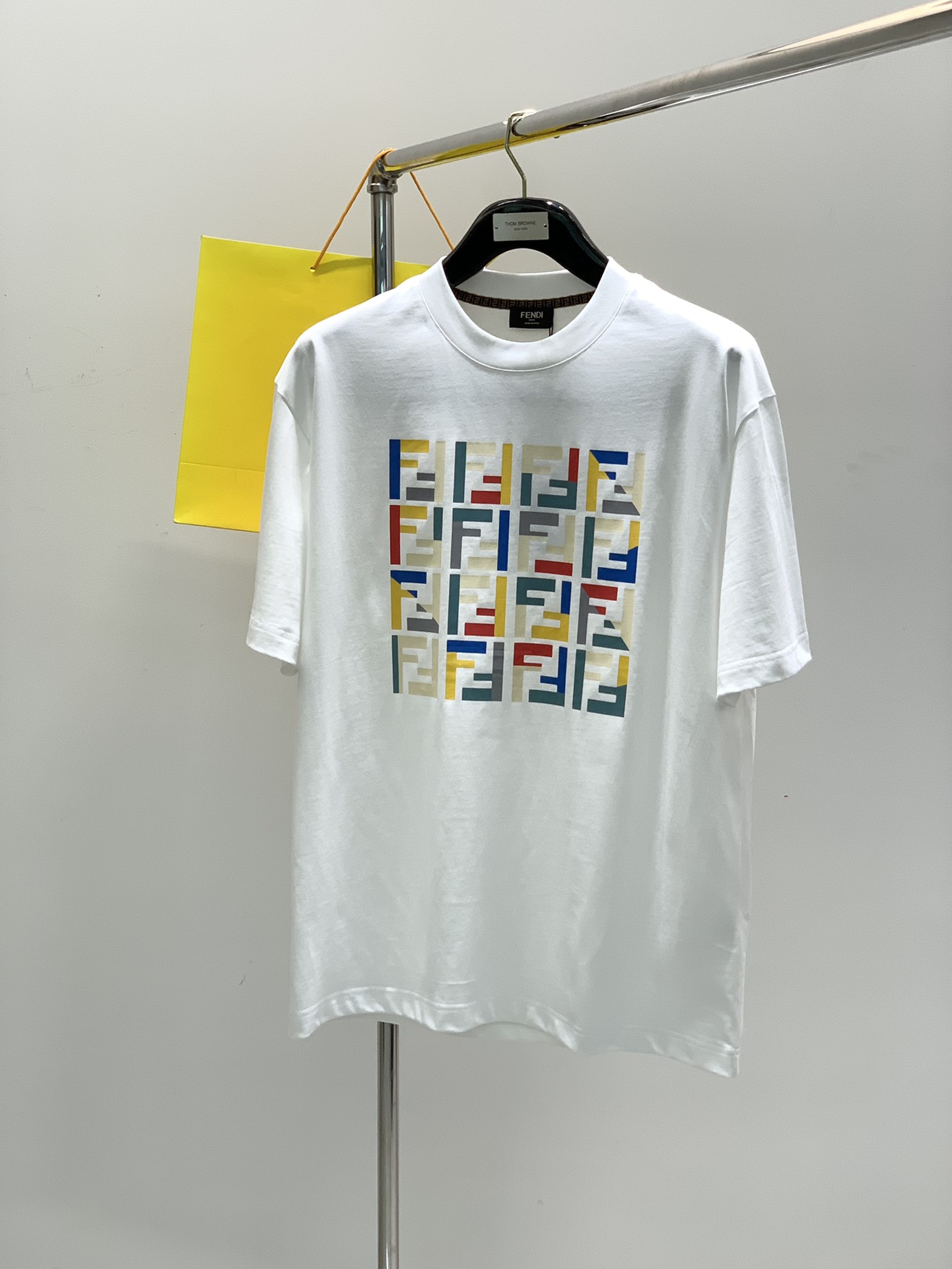 NO:138389,,FENDI Fendi, the latest summer products, special counters are available at the same time, original singles, casual and fashionable round neck short-sleeved T-shirt, imported original fabric, top-grade printed craft letter pattern logo, unique design, comfortable and breathable upper body, extremely high grade, handsome upper body, 2 colors recommendation, code number M-3XL,,fendi,fendi,T-shirt,tees,t-shirt,alexander wang19860909,FENDI 芬迪,夏季最新品,专柜同步有售,原单狠货,休闲时尚圆领短袖T恤,进口原版面料,顶级印花工艺字母图案logo,独特设计,上身舒适透气,档次极高,上身帅气十足,2色推荐,码数M-3XL,,fendi,fendi,T-shirt,tees，t-shirt,alexander wang,Men's clothing