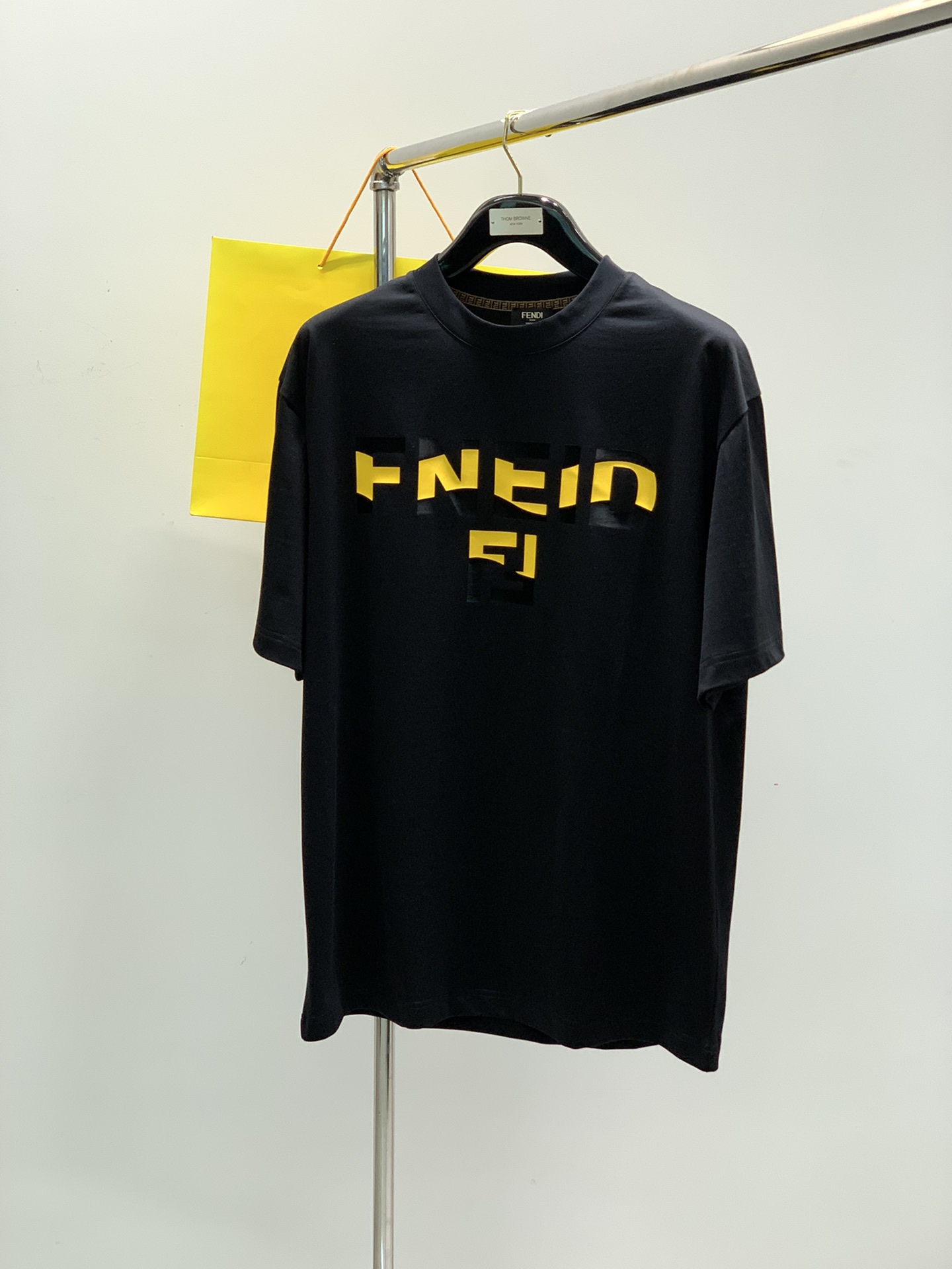 NO:138399,,FENDI Fendi, the latest summer products, special counters are available at the same time, original singles, casual and fashionable round neck short-sleeved T-shirt, imported original fabric, top-grade printing craft letter pattern logo, unique design, comfortable and breathable upper body, extremely high grade, handsome upper body, 2 colors recommendation, code number M-3XL,,fendi,fendi,T-shirt,tees,t-shirt,alexander wang19860909,FENDI 芬迪,夏季最新品,专柜同步有售,原单狠货,休闲时尚圆领短袖T恤,进口原版面料,顶级印花工艺字母图案logo,独特设计,上身舒适透气,档次极高,上身帅气十足,2色推荐,码数M-3XL,,fendi,fendi,T-shirt,tees，t-shirt,alexander wang,Men's clothing