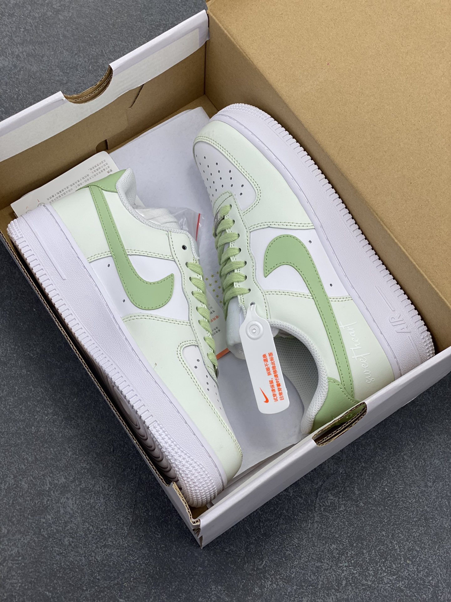 图片[9]-Nike Air Force 1 Low’07 8weet heart 青苹果🍏 喷绘 空军一号低帮休闲板鞋 定制皮料 原厂3D打印 定制鞋盒 原楦原纸板 纯正空军版型 内置全掌气垫 货号：DY8899-002 尺码：36 36.5 37.5 38 38.5 39 40 40.5 41 42 42.5 43 44 44.5 45-选品中心