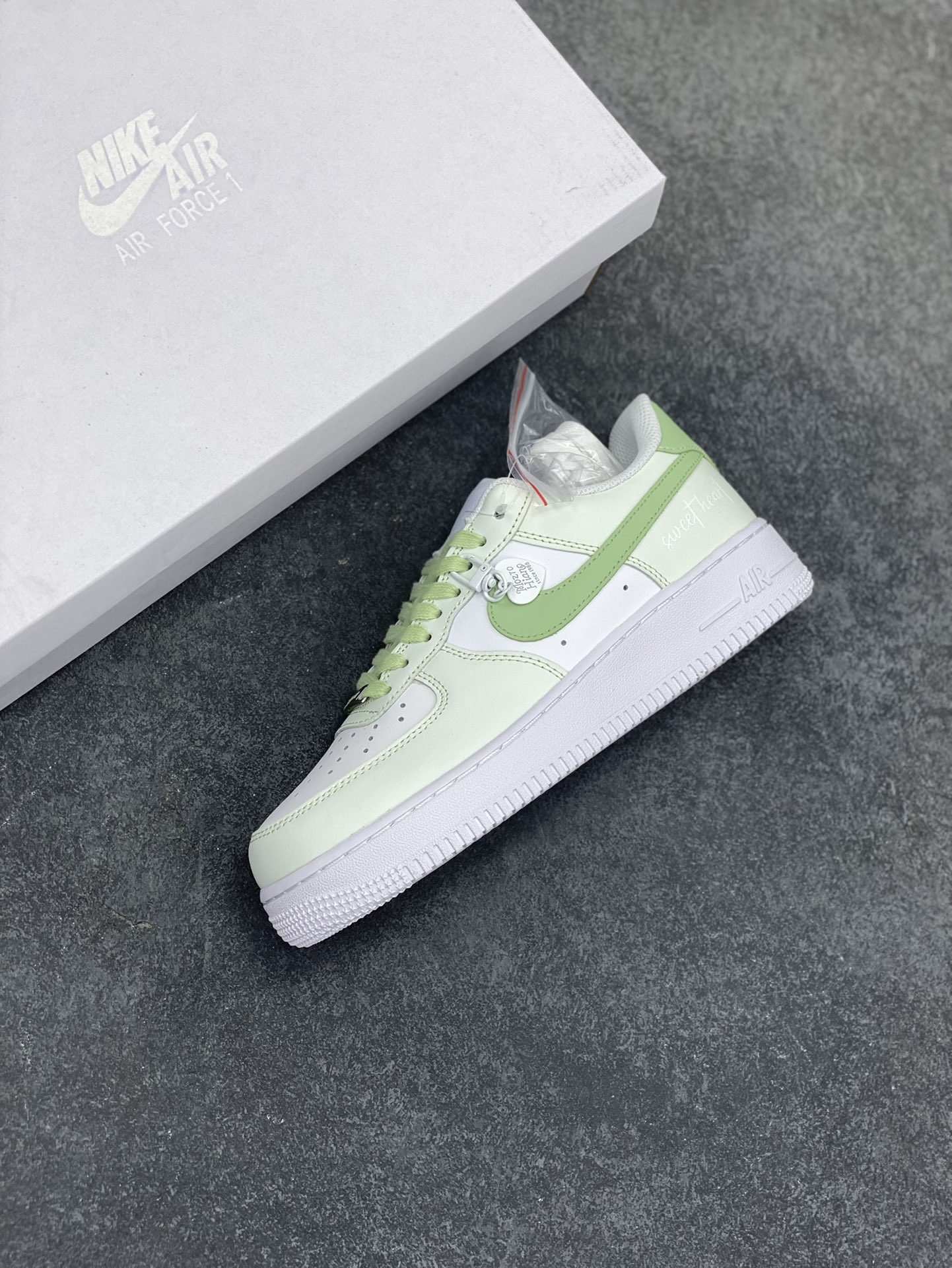 图片[7]-Nike Air Force 1 Low’07 8weet heart 青苹果🍏 喷绘 空军一号低帮休闲板鞋 定制皮料 原厂3D打印 定制鞋盒 原楦原纸板 纯正空军版型 内置全掌气垫 货号：DY8899-002 尺码：36 36.5 37.5 38 38.5 39 40 40.5 41 42 42.5 43 44 44.5 45-选品中心