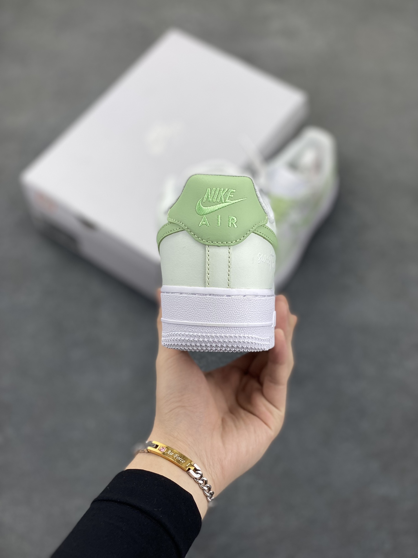 图片[4]-Nike Air Force 1 Low’07 8weet heart 青苹果🍏 喷绘 空军一号低帮休闲板鞋 定制皮料 原厂3D打印 定制鞋盒 原楦原纸板 纯正空军版型 内置全掌气垫 货号：DY8899-002 尺码：36 36.5 37.5 38 38.5 39 40 40.5 41 42 42.5 43 44 44.5 45-选品中心