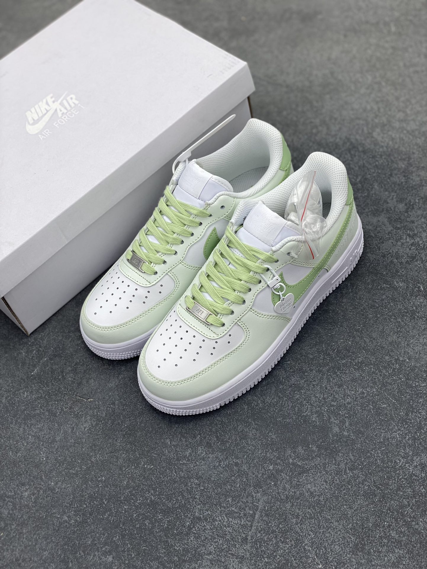 图片[8]-Nike Air Force 1 Low’07 8weet heart 青苹果🍏 喷绘 空军一号低帮休闲板鞋 定制皮料 原厂3D打印 定制鞋盒 原楦原纸板 纯正空军版型 内置全掌气垫 货号：DY8899-002 尺码：36 36.5 37.5 38 38.5 39 40 40.5 41 42 42.5 43 44 44.5 45-选品中心