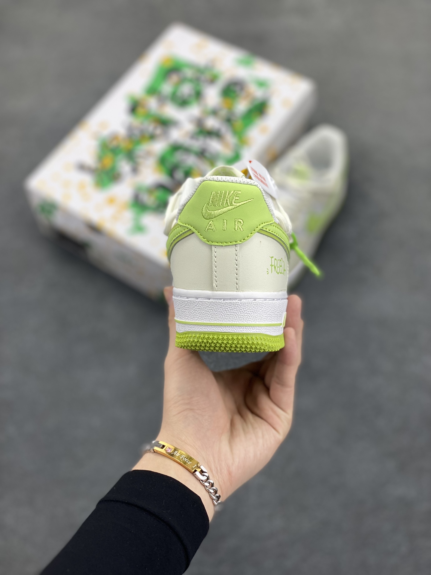 图片[4]-“春日心动”✨订制空军一号板鞋 该定制版球鞋选用原鞋款为Nike Air Force 1\’07空军一号低帮，这款鞋子的设计风格清新且富有活力，鞋面以米色为主色调，搭配绿色的细节装饰，整体给人一种清新的感觉。 货号：YY2023-315 尺码：36 36.5 37.5 38 38.5 39 40 40.5 41 42 42.5 43 44 44.5 45-选品中心