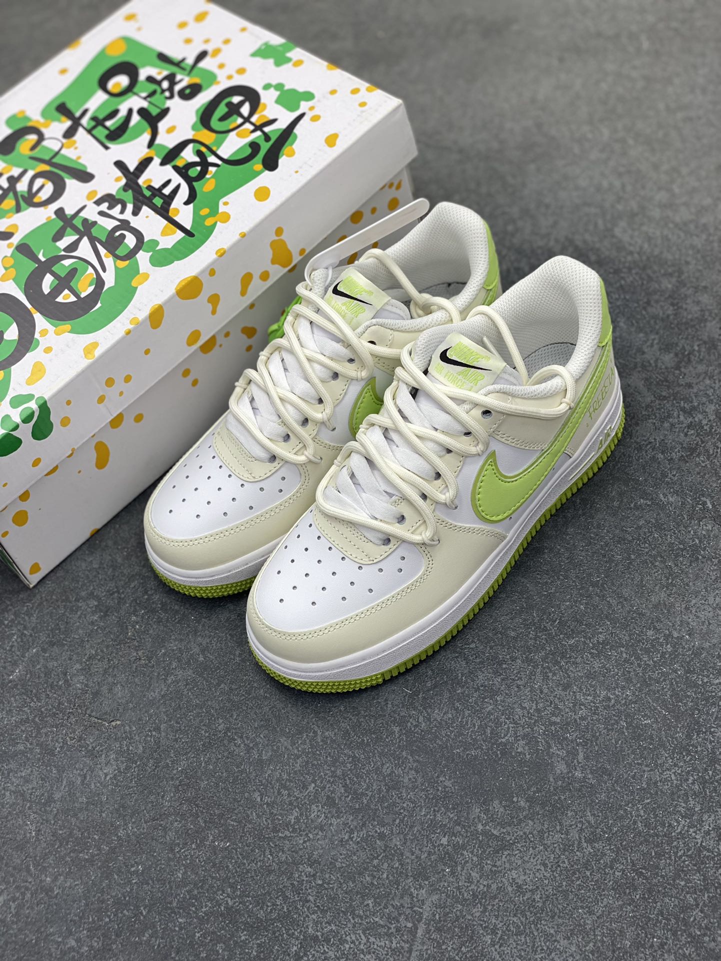 图片[8]-“春日心动”✨订制空军一号板鞋 该定制版球鞋选用原鞋款为Nike Air Force 1\’07空军一号低帮，这款鞋子的设计风格清新且富有活力，鞋面以米色为主色调，搭配绿色的细节装饰，整体给人一种清新的感觉。 货号：YY2023-315 尺码：36 36.5 37.5 38 38.5 39 40 40.5 41 42 42.5 43 44 44.5 45-选品中心