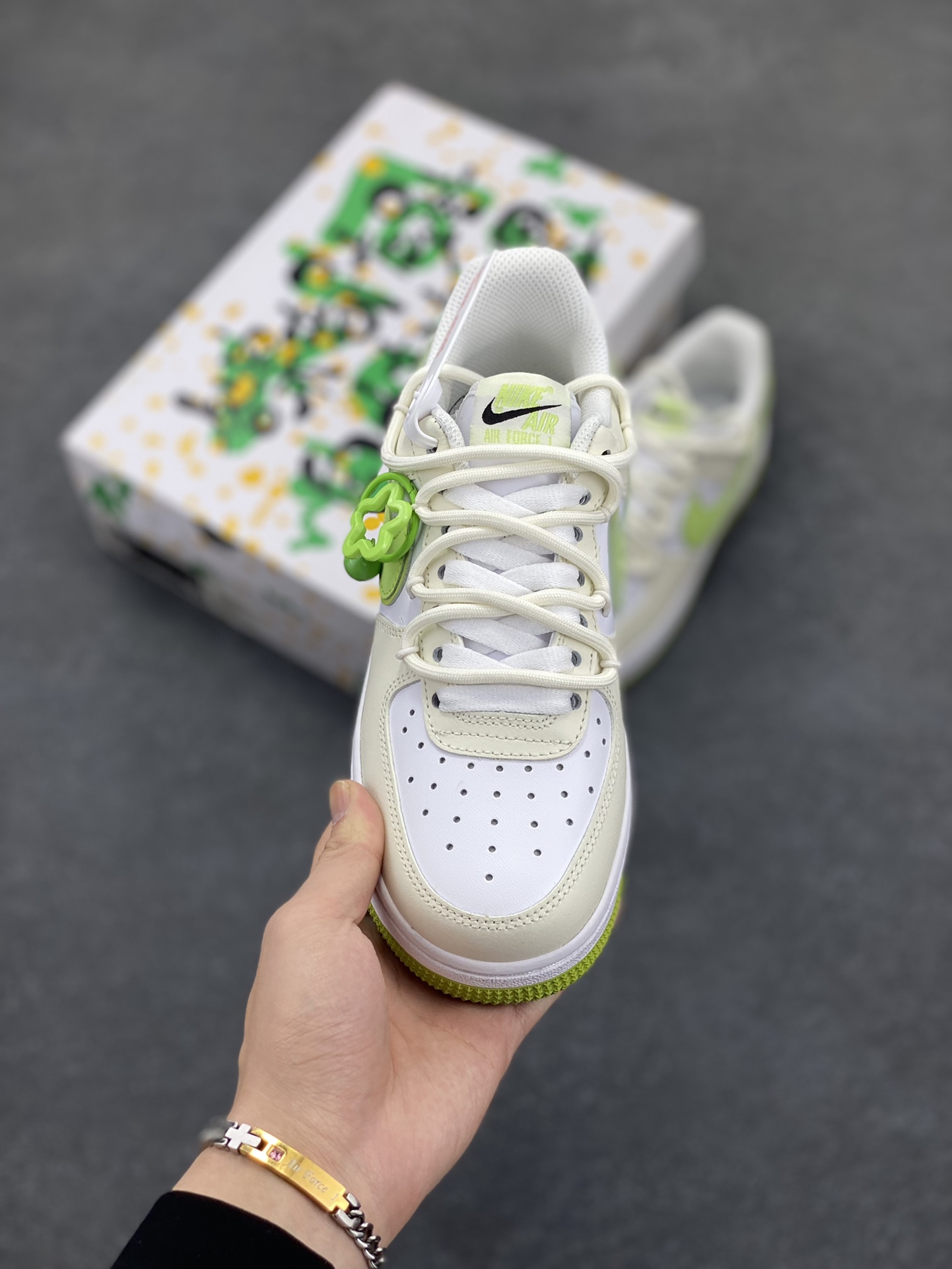 图片[2]-“春日心动”✨订制空军一号板鞋 该定制版球鞋选用原鞋款为Nike Air Force 1\’07空军一号低帮，这款鞋子的设计风格清新且富有活力，鞋面以米色为主色调，搭配绿色的细节装饰，整体给人一种清新的感觉。 货号：YY2023-315 尺码：36 36.5 37.5 38 38.5 39 40 40.5 41 42 42.5 43 44 44.5 45-选品中心