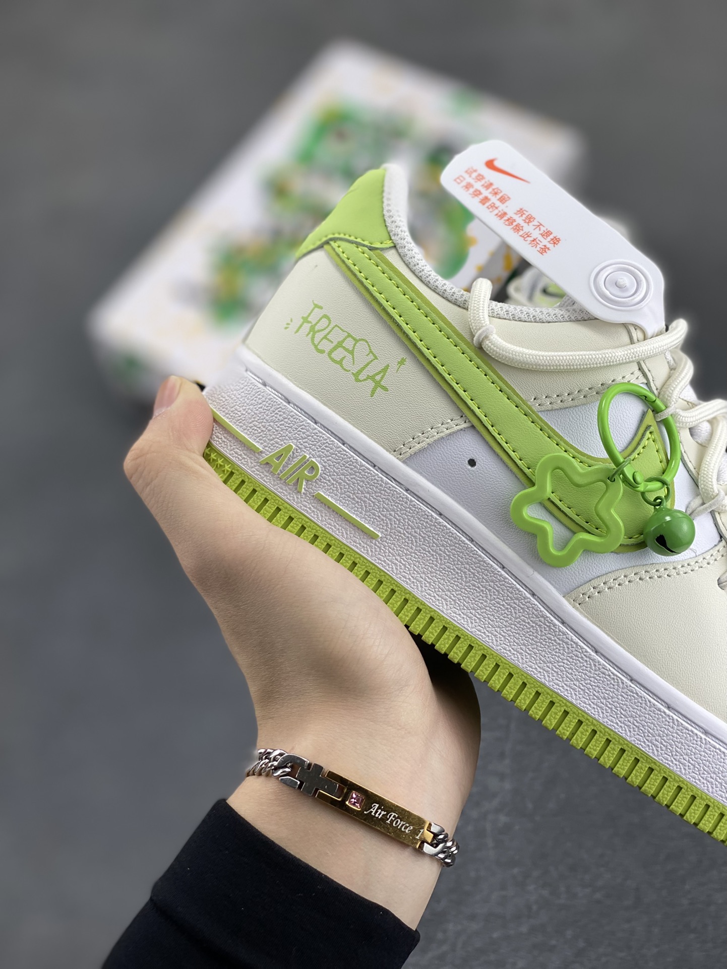 图片[6]-“春日心动”✨订制空军一号板鞋 该定制版球鞋选用原鞋款为Nike Air Force 1\’07空军一号低帮，这款鞋子的设计风格清新且富有活力，鞋面以米色为主色调，搭配绿色的细节装饰，整体给人一种清新的感觉。 货号：YY2023-315 尺码：36 36.5 37.5 38 38.5 39 40 40.5 41 42 42.5 43 44 44.5 45-选品中心