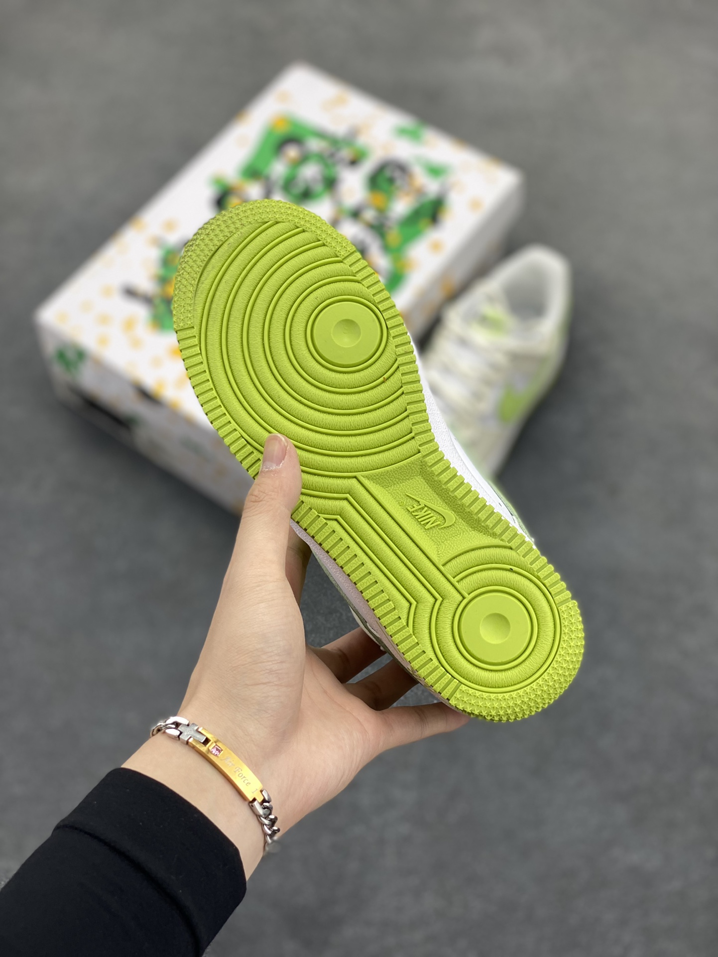 图片[5]-“春日心动”✨订制空军一号板鞋 该定制版球鞋选用原鞋款为Nike Air Force 1\’07空军一号低帮，这款鞋子的设计风格清新且富有活力，鞋面以米色为主色调，搭配绿色的细节装饰，整体给人一种清新的感觉。 货号：YY2023-315 尺码：36 36.5 37.5 38 38.5 39 40 40.5 41 42 42.5 43 44 44.5 45-选品中心