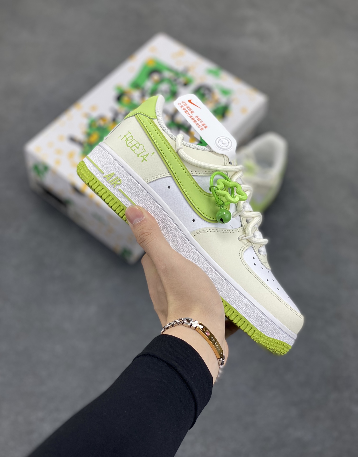 “春日心动”✨订制空军一号板鞋 该定制版球鞋选用原鞋款为Nike Air Force 1\’07空军一号低帮,这款鞋子的设计风格清新且富有活力,鞋面以米色为主色调,搭配绿色的细节装饰,整体给人一种清新的感觉。 货号:YY2023-315 尺码:36 36.5 37.5 38 38.5 39 40 40.5 41 42 42.5 43 44 44.5 45-选品中心
