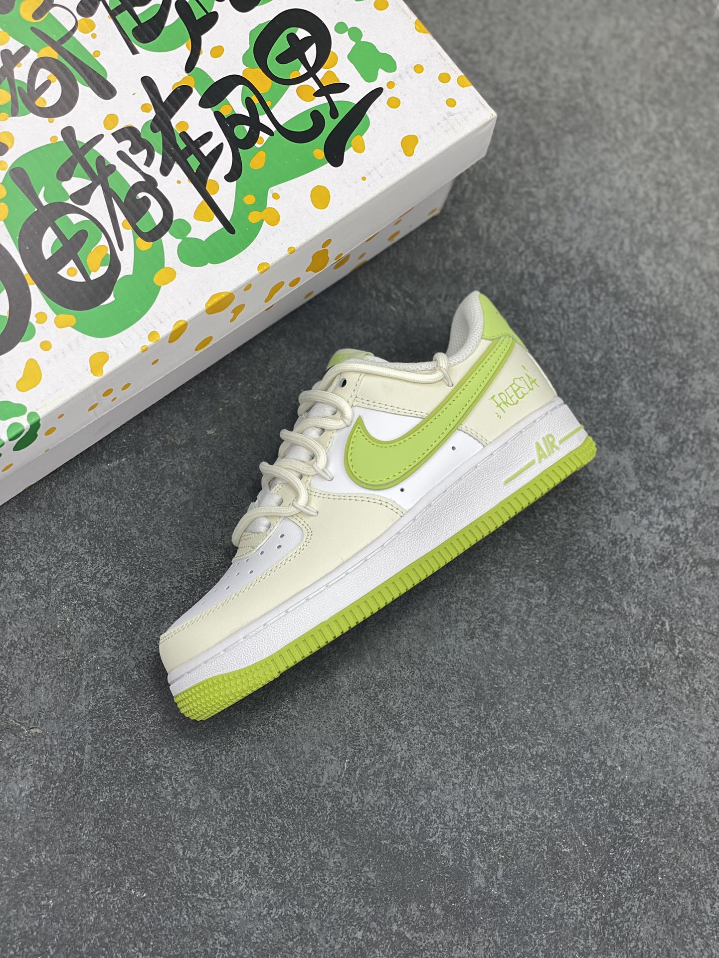 图片[7]-“春日心动”✨订制空军一号板鞋 该定制版球鞋选用原鞋款为Nike Air Force 1\’07空军一号低帮，这款鞋子的设计风格清新且富有活力，鞋面以米色为主色调，搭配绿色的细节装饰，整体给人一种清新的感觉。 货号：YY2023-315 尺码：36 36.5 37.5 38 38.5 39 40 40.5 41 42 42.5 43 44 44.5 45-选品中心