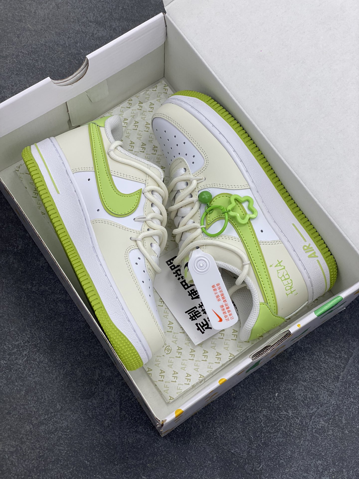 图片[9]-“春日心动”✨订制空军一号板鞋 该定制版球鞋选用原鞋款为Nike Air Force 1\’07空军一号低帮，这款鞋子的设计风格清新且富有活力，鞋面以米色为主色调，搭配绿色的细节装饰，整体给人一种清新的感觉。 货号：YY2023-315 尺码：36 36.5 37.5 38 38.5 39 40 40.5 41 42 42.5 43 44 44.5 45-选品中心