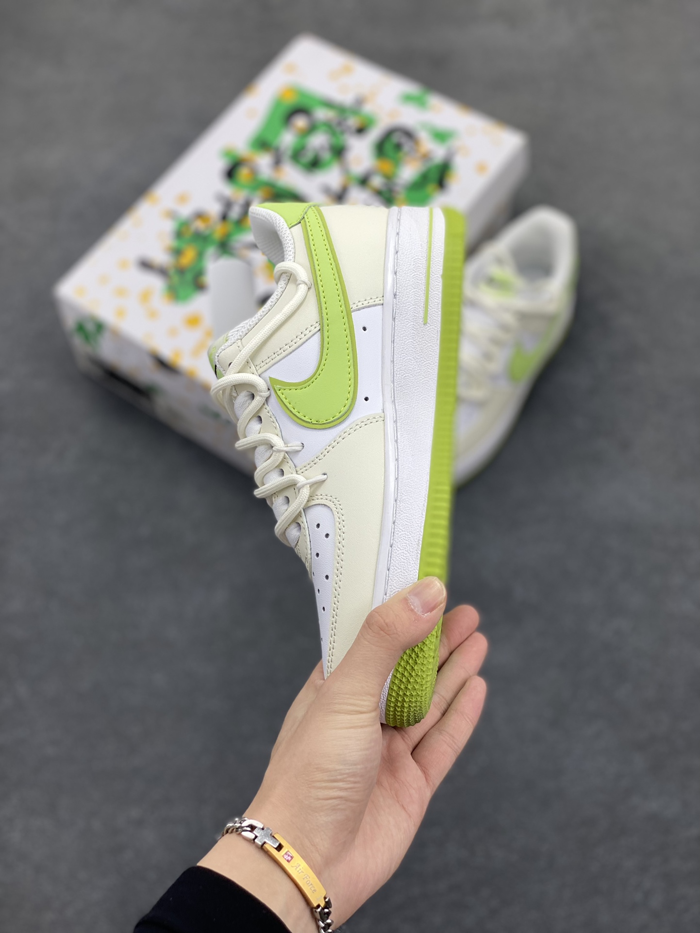 图片[3]-“春日心动”✨订制空军一号板鞋 该定制版球鞋选用原鞋款为Nike Air Force 1\’07空军一号低帮，这款鞋子的设计风格清新且富有活力，鞋面以米色为主色调，搭配绿色的细节装饰，整体给人一种清新的感觉。 货号：YY2023-315 尺码：36 36.5 37.5 38 38.5 39 40 40.5 41 42 42.5 43 44 44.5 45-选品中心