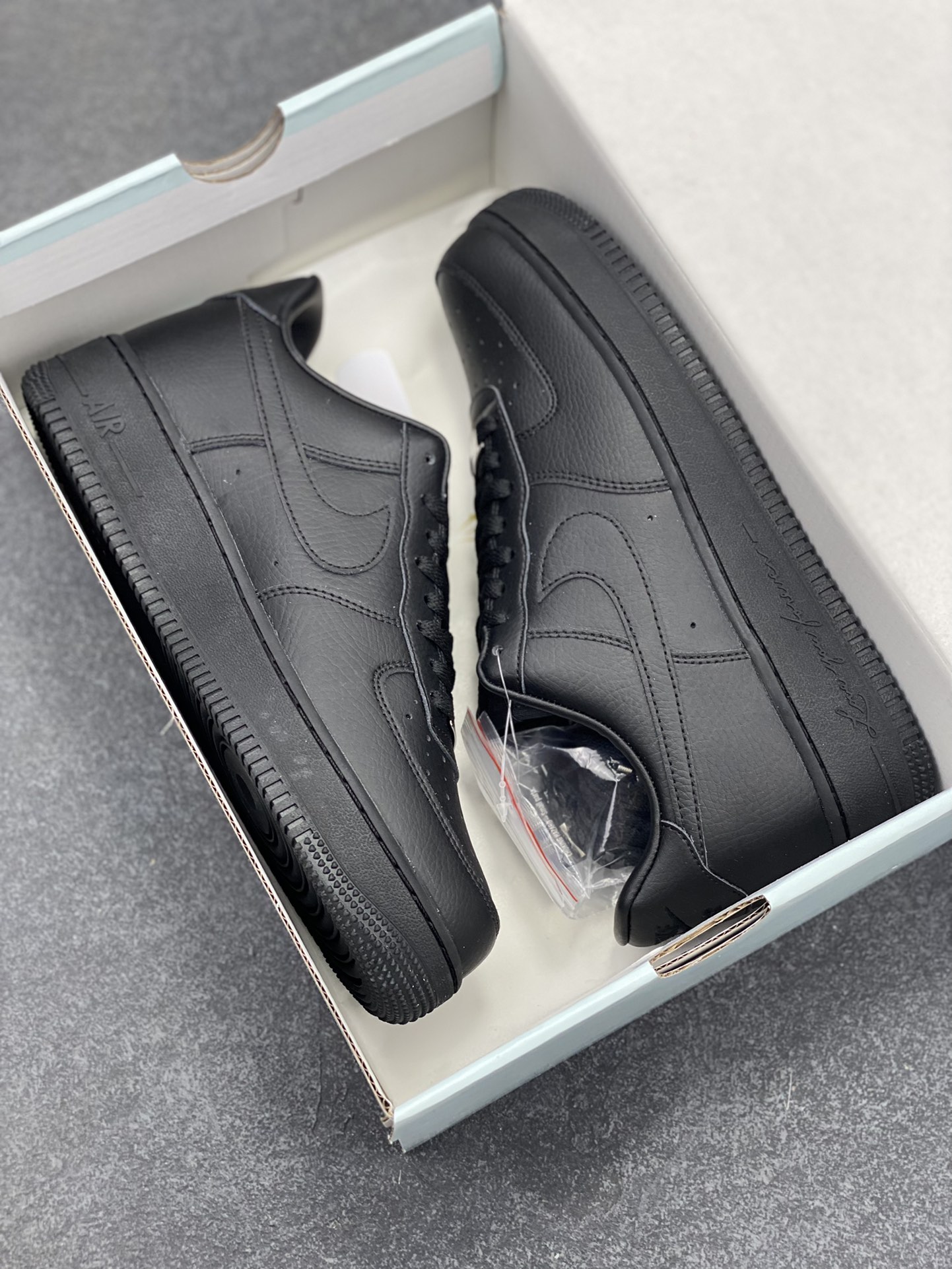 图片[9]-Nike Air Force 1 07 low空军一号 全黑荔枝纹 板鞋 原楦头原纸板 打造纯正空军版型#专注外贸渠道 全掌内置蜂窝气垫 #原盒配件 原厂中底钢印、拉帮完美 货号：CZ8065-001 尺码：36 36.5 37.5 38 38.5 39 40 40.5 41 42 42.5 43 44 44.5 45-选品中心