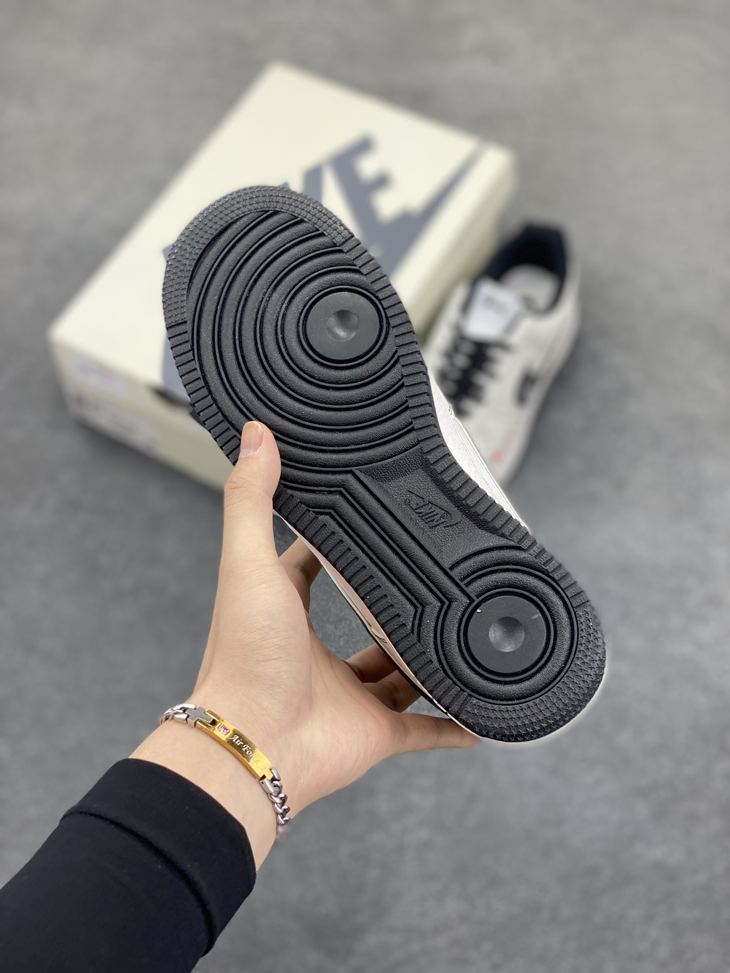 图片[5]-NIke Air Force 1 \’07 Low “斯图西联名”空军一号 低帮 运动鞋 休闲鞋 折边针车 工艺难度大 原楦头原纸板 原装鞋盒 定制五金配件 内置全掌气垫 原厂鞋底 货号：DQ6628-154 尺码：36 36.5 37.5 38 38.5 39 40 40.5 41 42 42.5 43 44 44.5 45-选品中心