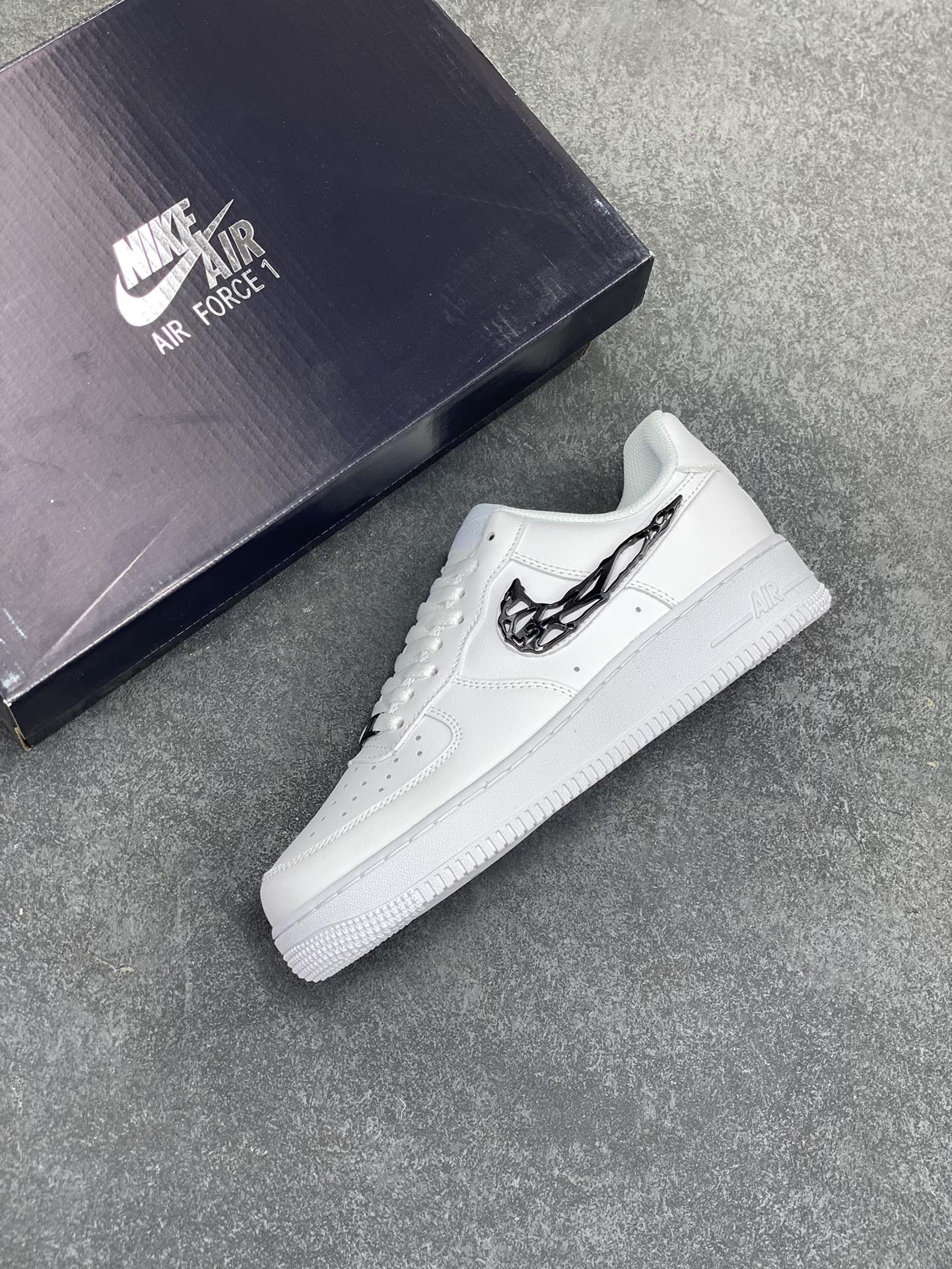 图片[7]-Nike Air Force 1 Low 毒液 空军一号低帮运动休闲板鞋 原楦头原纸板 打造纯正空军版型 专注外贸渠道 全掌内置蜂窝气垫 原盒配件 原厂中底钢印、拉帮完美 货号：IF1686-101 尺码：36 36.5 37.5 38 38.5 39 40 40.5 41 42 42.5 43 44 44.5 45-选品中心