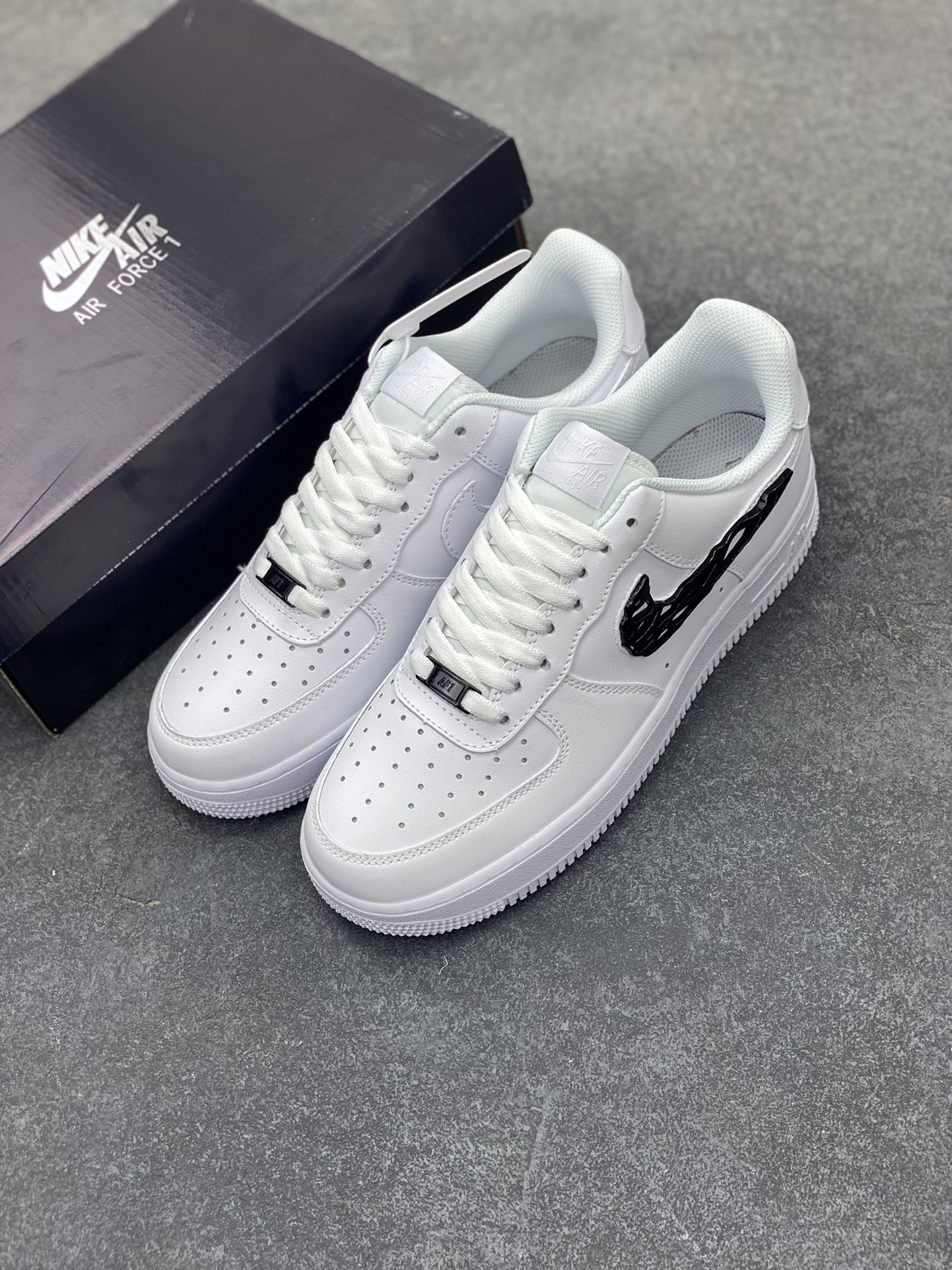图片[8]-Nike Air Force 1 Low 毒液 空军一号低帮运动休闲板鞋 原楦头原纸板 打造纯正空军版型 专注外贸渠道 全掌内置蜂窝气垫 原盒配件 原厂中底钢印、拉帮完美 货号：IF1686-101 尺码：36 36.5 37.5 38 38.5 39 40 40.5 41 42 42.5 43 44 44.5 45-选品中心