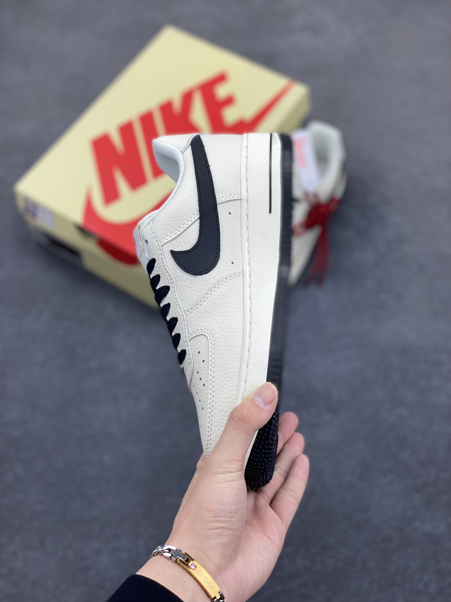 图片[3]-NIke Air Force 1 \’07 Low “斯图西联名——玫瑰金刺绣”空军一号 低帮 运动鞋 休闲鞋 折边针车 工艺难度大 原楦头原纸板 原装鞋盒 定制五金配件 内置全掌气垫 原厂鞋底 货号：XZ6188-720 尺码：36 36.5 37.5 38 38.5 39 40 40.5 41 42 42.5 43 44 44.5 45-选品中心