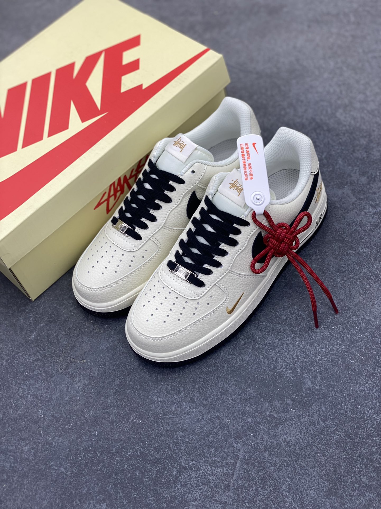 图片[8]-NIke Air Force 1 \’07 Low “斯图西联名——玫瑰金刺绣”空军一号 低帮 运动鞋 休闲鞋 折边针车 工艺难度大 原楦头原纸板 原装鞋盒 定制五金配件 内置全掌气垫 原厂鞋底 货号：XZ6188-720 尺码：36 36.5 37.5 38 38.5 39 40 40.5 41 42 42.5 43 44 44.5 45-选品中心