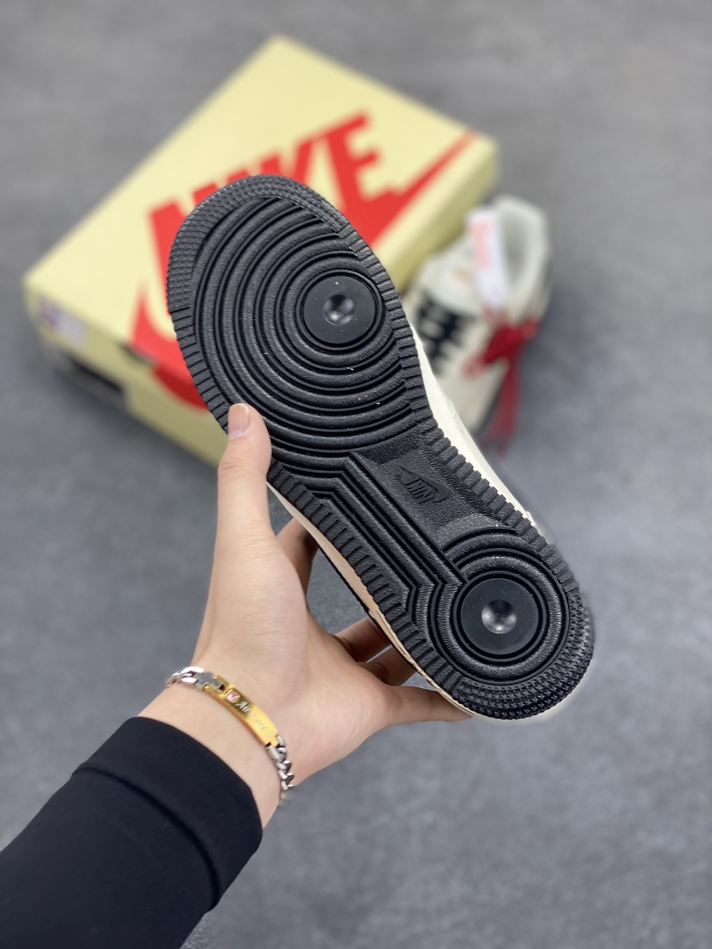 图片[5]-NIke Air Force 1 \’07 Low “斯图西联名——玫瑰金刺绣”空军一号 低帮 运动鞋 休闲鞋 折边针车 工艺难度大 原楦头原纸板 原装鞋盒 定制五金配件 内置全掌气垫 原厂鞋底 货号：XZ6188-720 尺码：36 36.5 37.5 38 38.5 39 40 40.5 41 42 42.5 43 44 44.5 45-选品中心