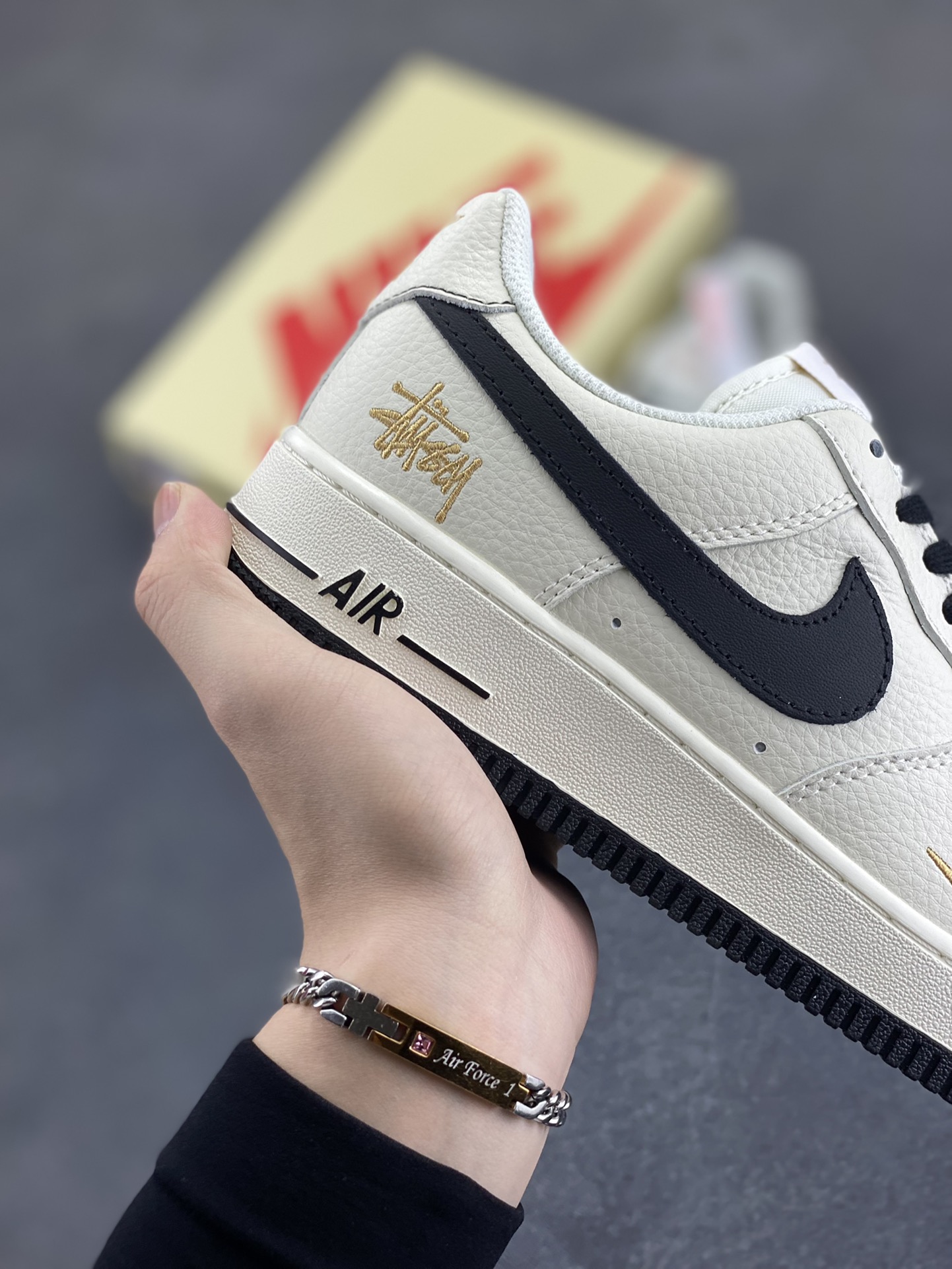 图片[6]-NIke Air Force 1 \’07 Low “斯图西联名——玫瑰金刺绣”空军一号 低帮 运动鞋 休闲鞋 折边针车 工艺难度大 原楦头原纸板 原装鞋盒 定制五金配件 内置全掌气垫 原厂鞋底 货号：XZ6188-720 尺码：36 36.5 37.5 38 38.5 39 40 40.5 41 42 42.5 43 44 44.5 45-选品中心