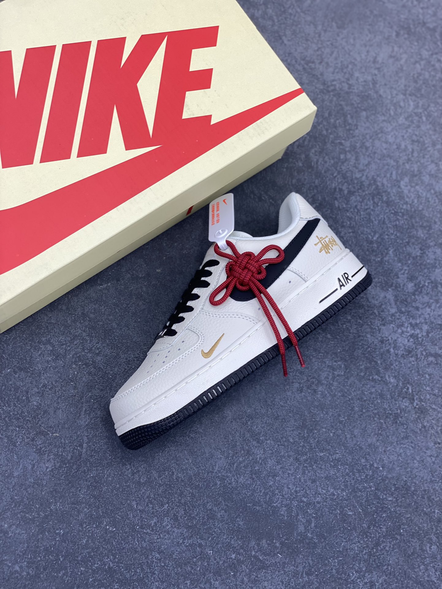 图片[7]-NIke Air Force 1 \’07 Low “斯图西联名——玫瑰金刺绣”空军一号 低帮 运动鞋 休闲鞋 折边针车 工艺难度大 原楦头原纸板 原装鞋盒 定制五金配件 内置全掌气垫 原厂鞋底 货号：XZ6188-720 尺码：36 36.5 37.5 38 38.5 39 40 40.5 41 42 42.5 43 44 44.5 45-选品中心