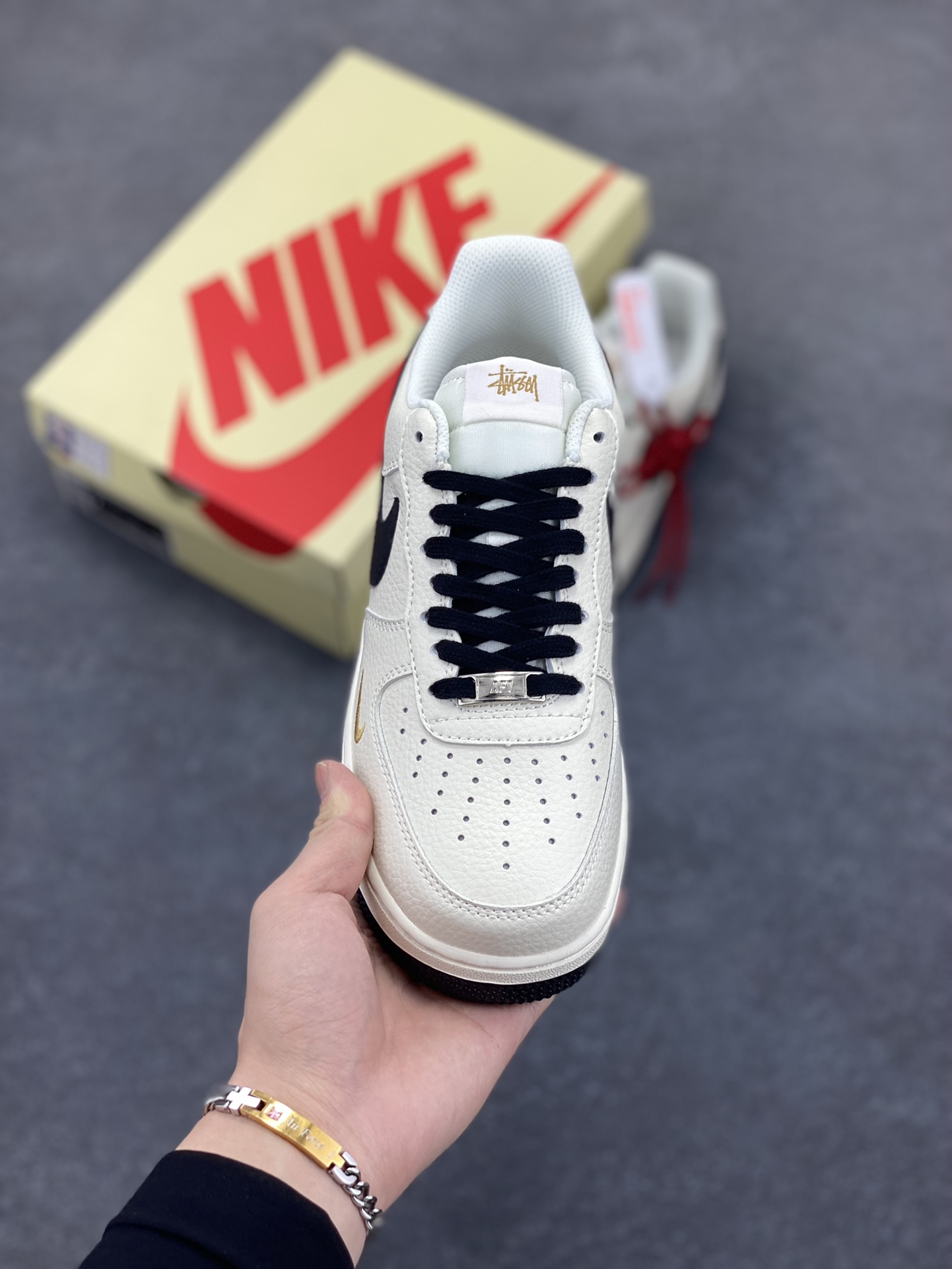 图片[2]-NIke Air Force 1 \’07 Low “斯图西联名——玫瑰金刺绣”空军一号 低帮 运动鞋 休闲鞋 折边针车 工艺难度大 原楦头原纸板 原装鞋盒 定制五金配件 内置全掌气垫 原厂鞋底 货号：XZ6188-720 尺码：36 36.5 37.5 38 38.5 39 40 40.5 41 42 42.5 43 44 44.5 45-选品中心