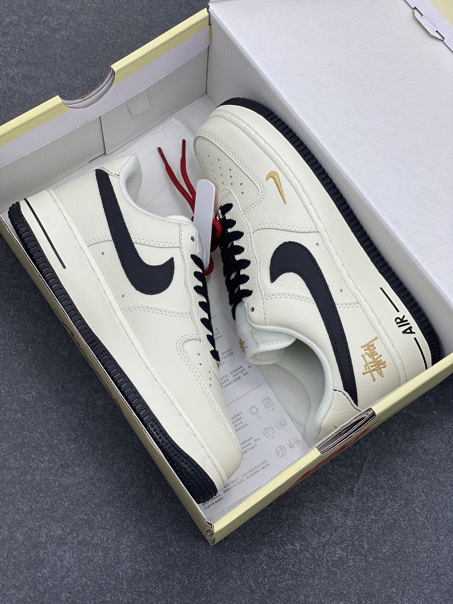 图片[9]-NIke Air Force 1 \’07 Low “斯图西联名——玫瑰金刺绣”空军一号 低帮 运动鞋 休闲鞋 折边针车 工艺难度大 原楦头原纸板 原装鞋盒 定制五金配件 内置全掌气垫 原厂鞋底 货号：XZ6188-720 尺码：36 36.5 37.5 38 38.5 39 40 40.5 41 42 42.5 43 44 44.5 45-选品中心