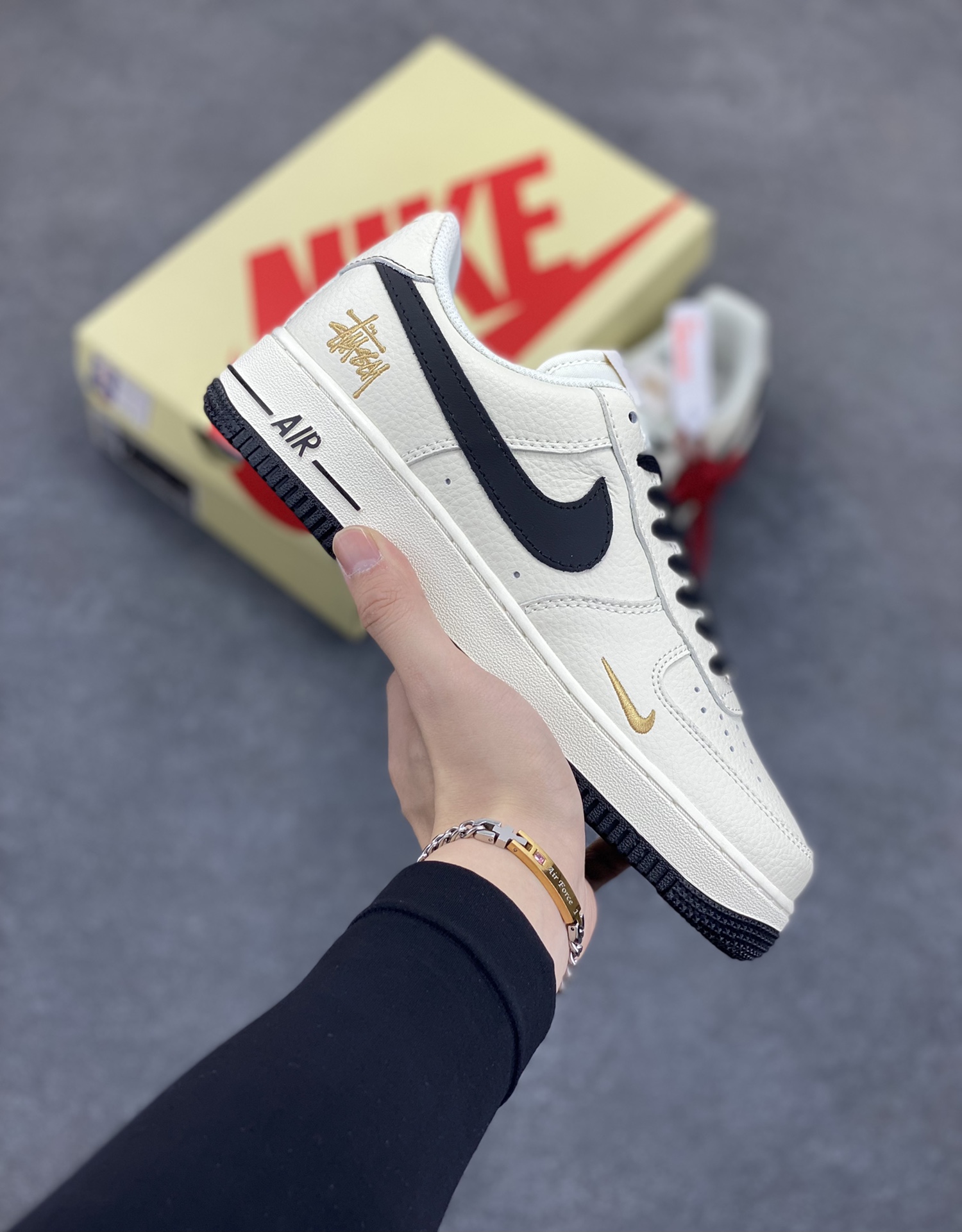 NIke Air Force 1 \’07 Low “斯图西联名——玫瑰金刺绣”空军一号 低帮 运动鞋 休闲鞋 折边针车 工艺难度大 原楦头原纸板 原装鞋盒 定制五金配件 内置全掌气垫 原厂鞋底 货号:XZ6188-720 尺码:36 36.5 37.5 38 38.5 39 40 40.5 41 42 42.5 43 44 44.5 45-选品中心