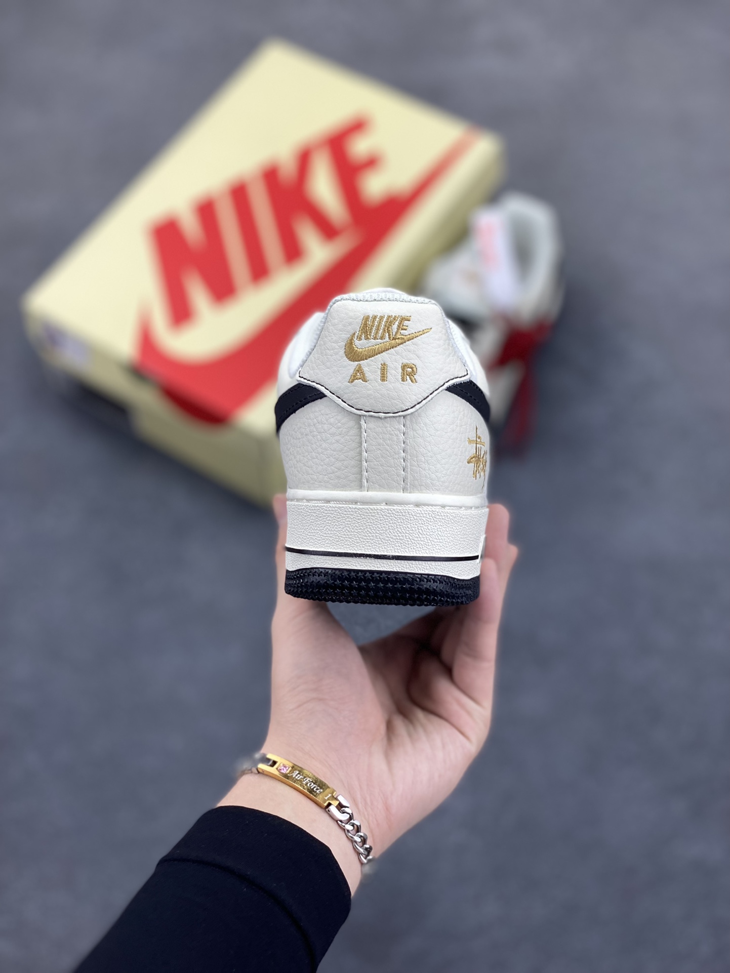 图片[4]-NIke Air Force 1 \’07 Low “斯图西联名——玫瑰金刺绣”空军一号 低帮 运动鞋 休闲鞋 折边针车 工艺难度大 原楦头原纸板 原装鞋盒 定制五金配件 内置全掌气垫 原厂鞋底 货号：XZ6188-720 尺码：36 36.5 37.5 38 38.5 39 40 40.5 41 42 42.5 43 44 44.5 45-选品中心