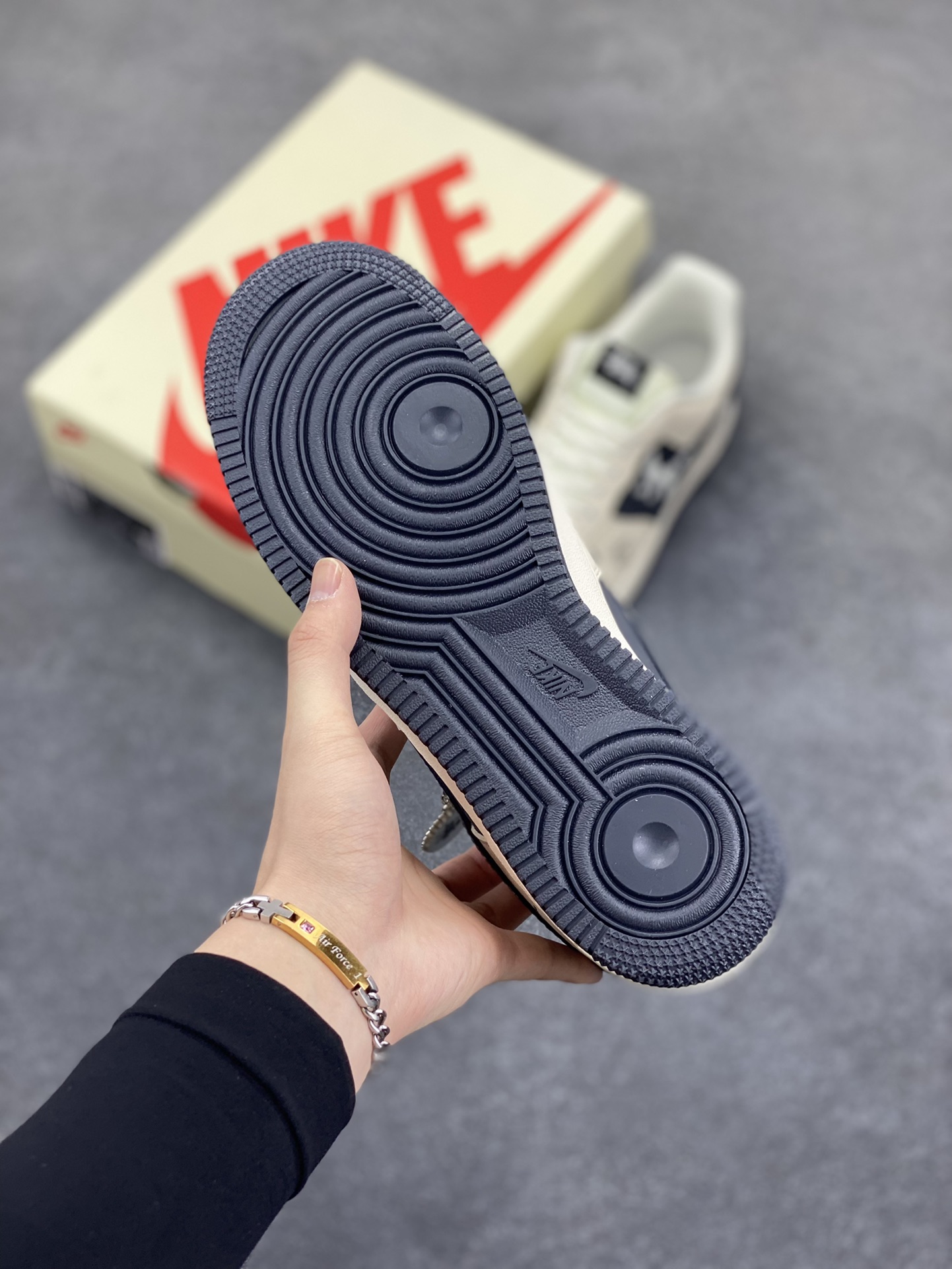 图片[5]-NIke Air Force 1 \’07 Low “斯图西联名——米灰泼墨勾”空军一号 低帮 运动鞋 休闲鞋 折边针车 工艺难度大 原楦头原纸板 原装鞋盒 定制五金配件 内置全掌气垫 原厂鞋底 货号：DF0188-042 尺码：36 36.5 37.5 38 38.5 39 40 40.5 41 42 42.5 43 44 44.5 45-选品中心