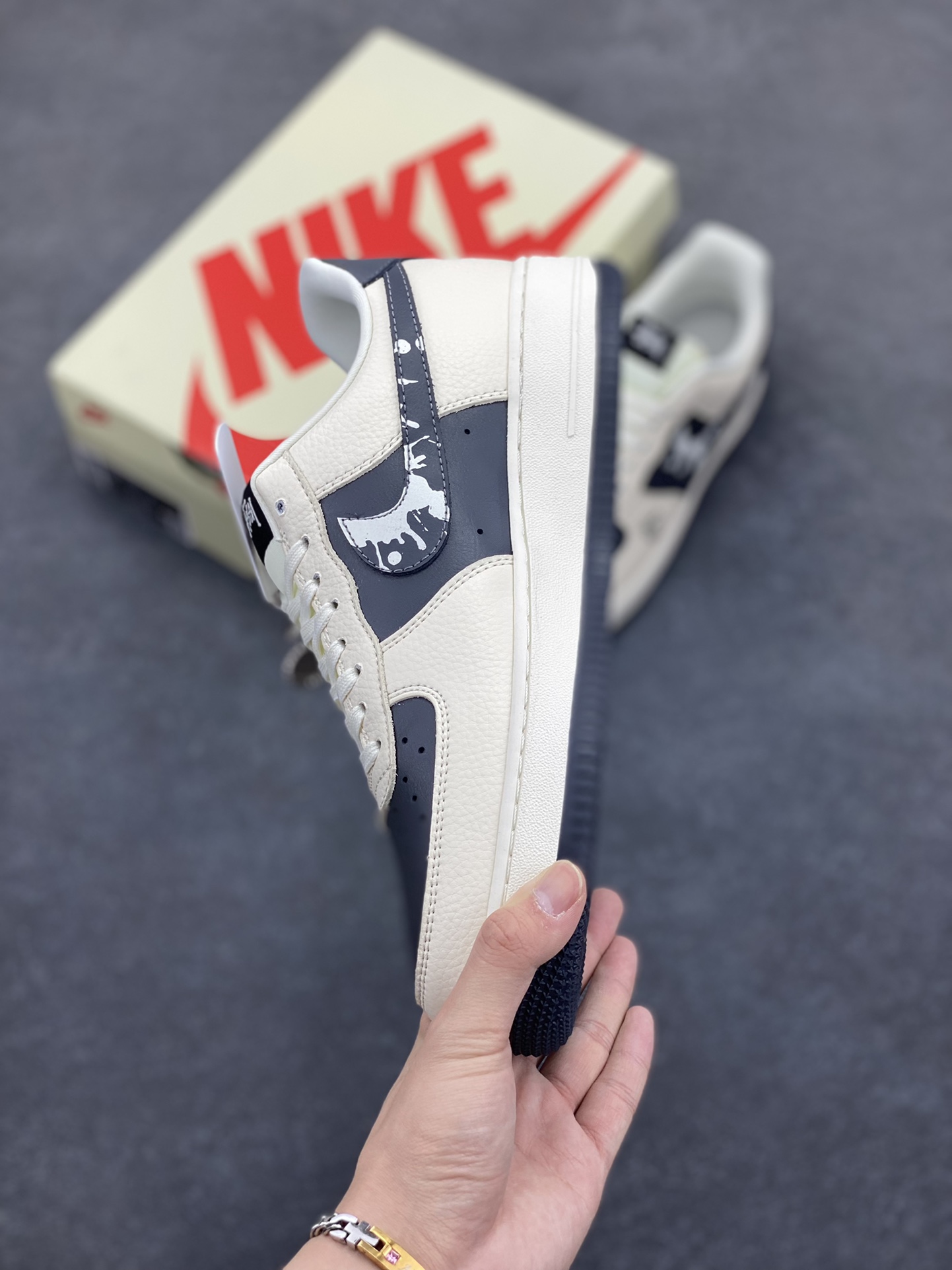 图片[3]-NIke Air Force 1 \’07 Low “斯图西联名——米灰泼墨勾”空军一号 低帮 运动鞋 休闲鞋 折边针车 工艺难度大 原楦头原纸板 原装鞋盒 定制五金配件 内置全掌气垫 原厂鞋底 货号：DF0188-042 尺码：36 36.5 37.5 38 38.5 39 40 40.5 41 42 42.5 43 44 44.5 45-选品中心