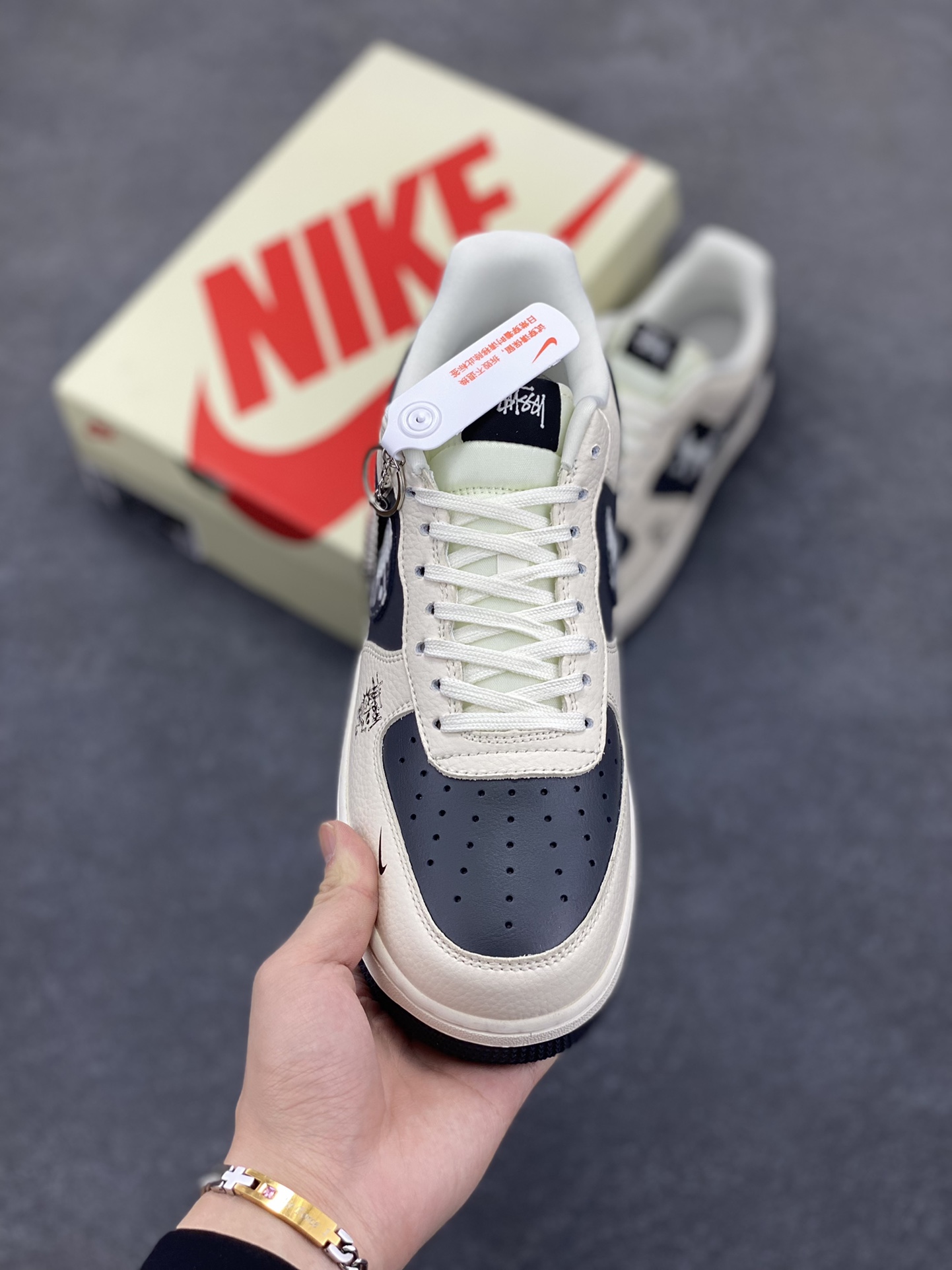 图片[2]-NIke Air Force 1 \’07 Low “斯图西联名——米灰泼墨勾”空军一号 低帮 运动鞋 休闲鞋 折边针车 工艺难度大 原楦头原纸板 原装鞋盒 定制五金配件 内置全掌气垫 原厂鞋底 货号：DF0188-042 尺码：36 36.5 37.5 38 38.5 39 40 40.5 41 42 42.5 43 44 44.5 45-选品中心