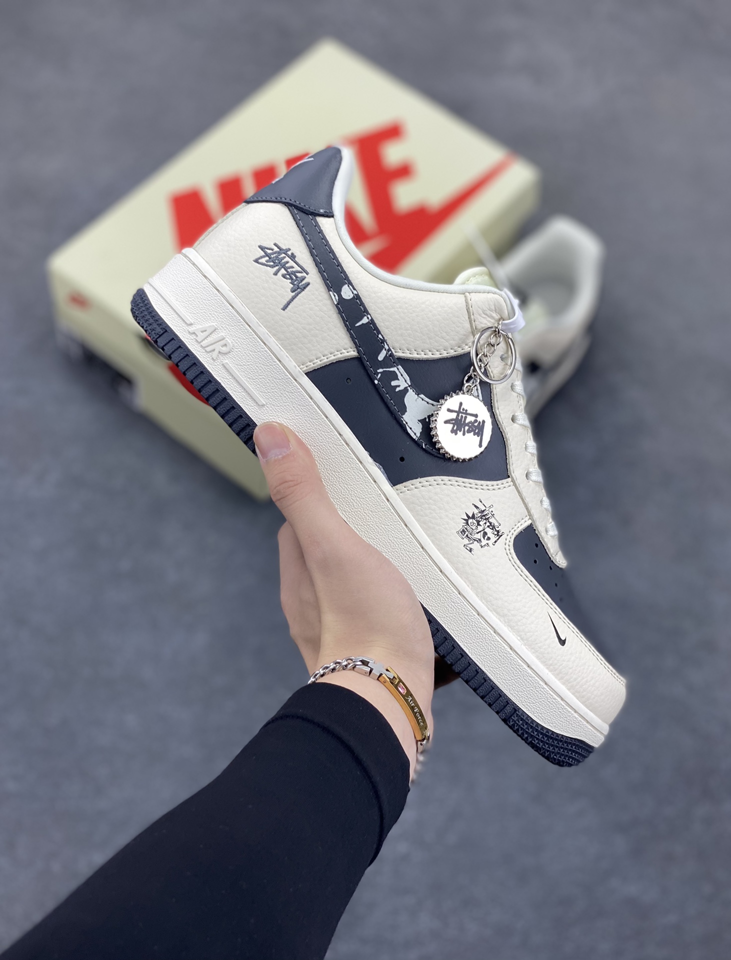 NIke Air Force 1 \’07 Low “斯图西联名——米灰泼墨勾”空军一号 低帮 运动鞋 休闲鞋 折边针车 工艺难度大 原楦头原纸板 原装鞋盒 定制五金配件 内置全掌气垫 原厂鞋底 货号:DF0188-042 尺码:36 36.5 37.5 38 38.5 39 40 40.5 41 42 42.5 43 44 44.5 45-选品中心